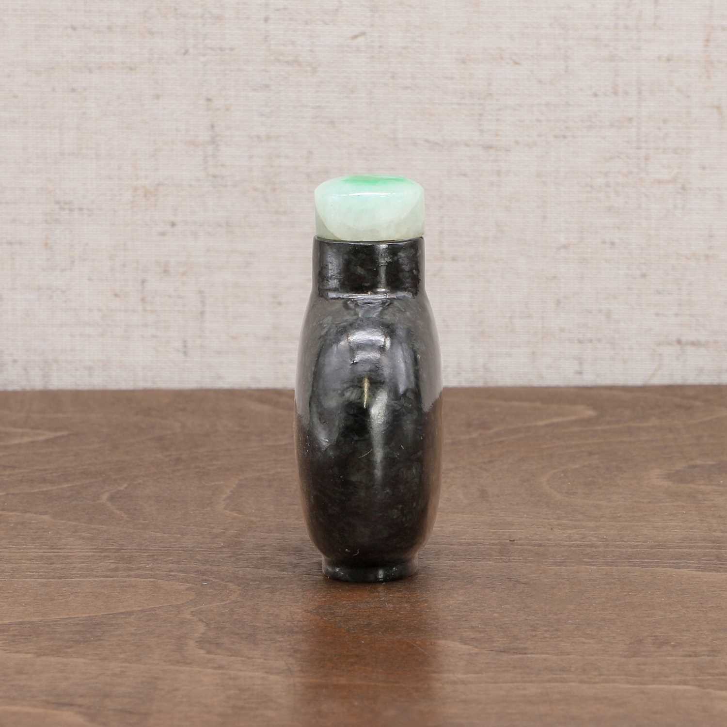 A Chinese spinach jade snuff bottle, - Image 2 of 7