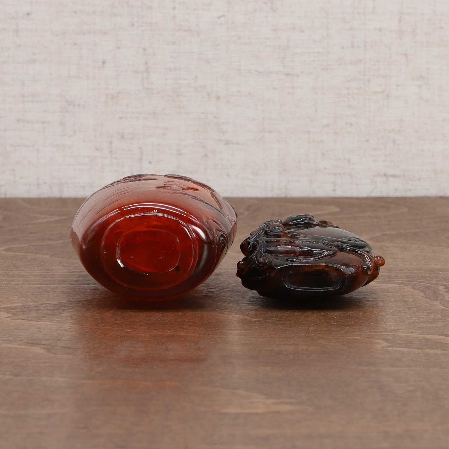 Two Chinese amber snuff bottles, - Image 7 of 8