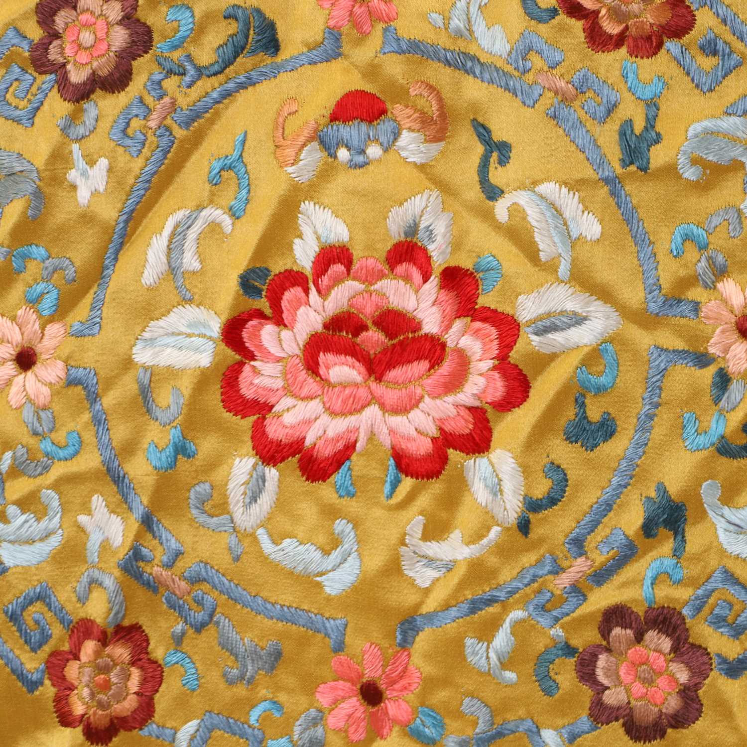 A Chinese embroidered lady's robe, - Image 11 of 12