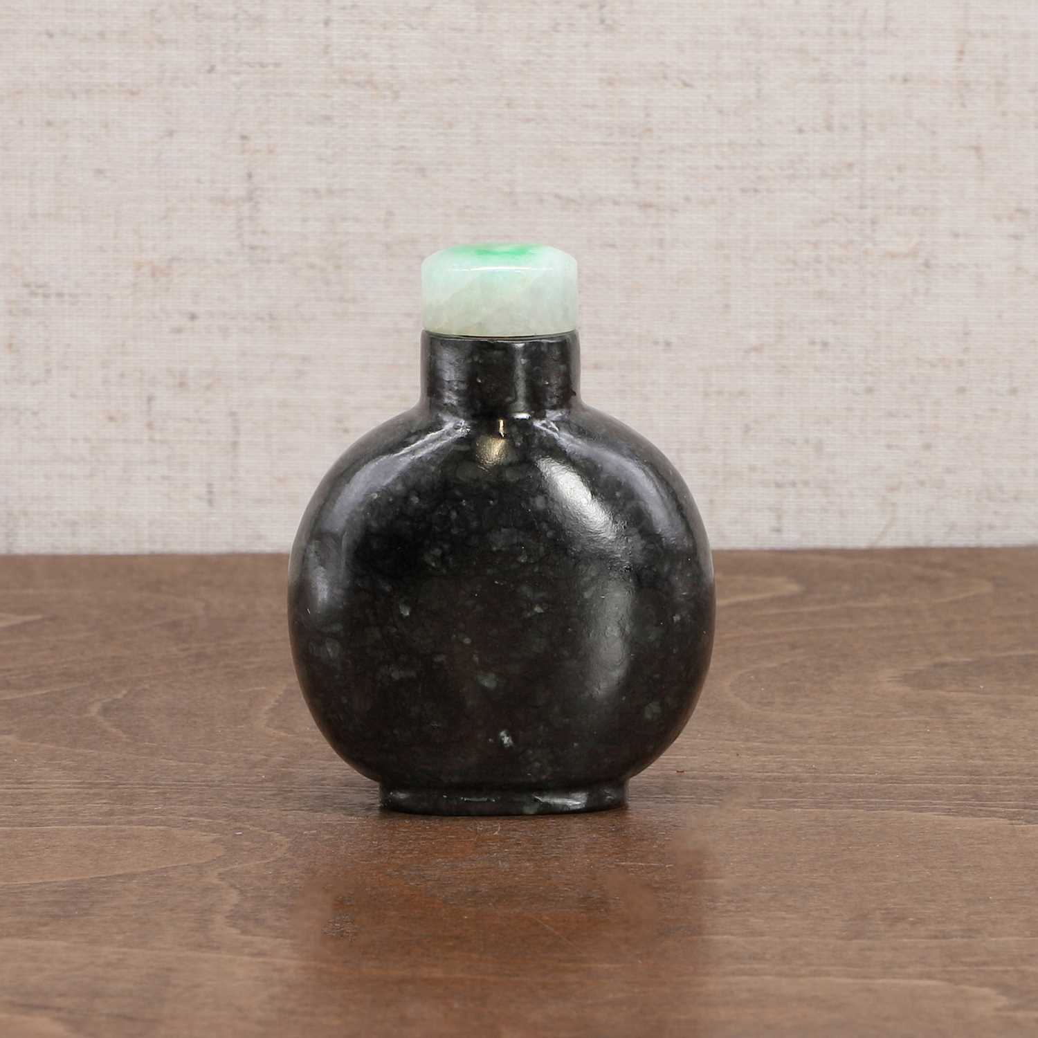A Chinese spinach jade snuff bottle, - Image 3 of 7