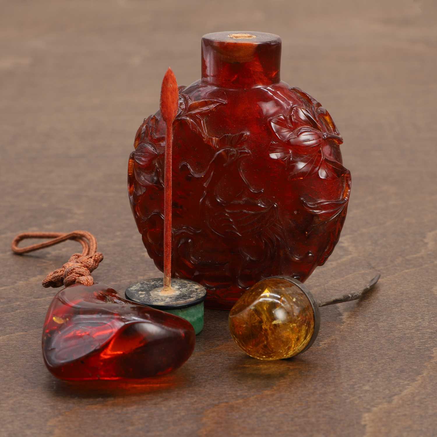 A Chinese amber snuff bottle, - Image 2 of 5