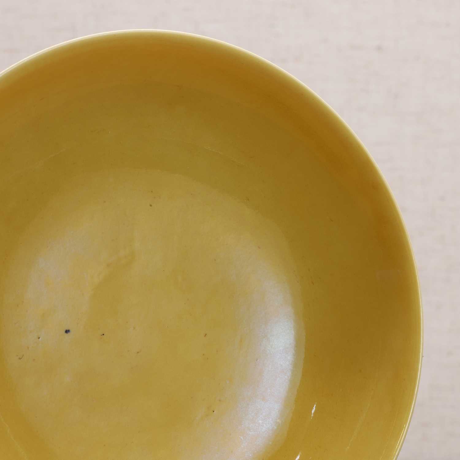 A Chinese yellow-glazed dish, - Bild 3 aus 4