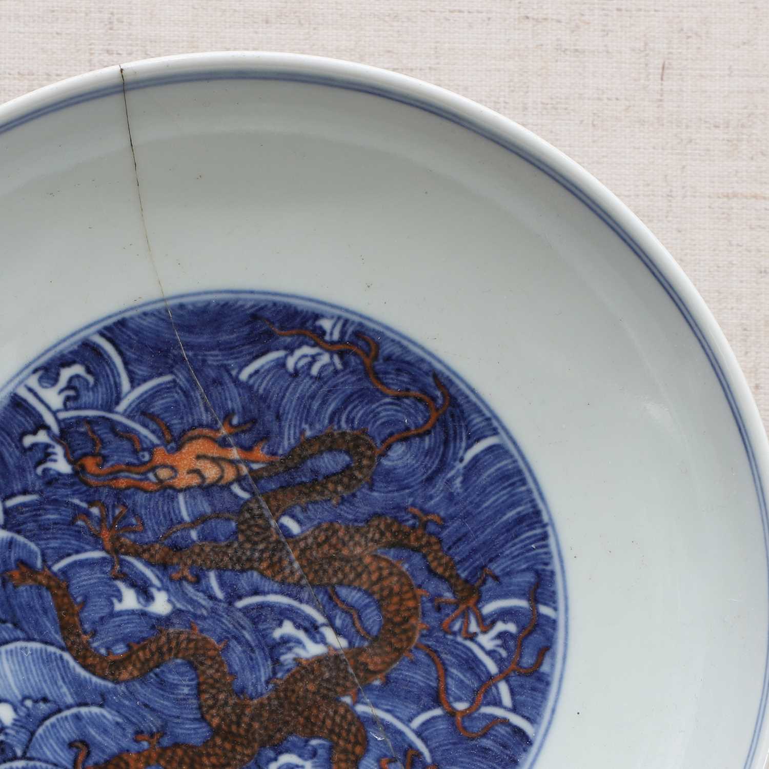 A Chinese underglaze-blue and copper-red dish, - Bild 3 aus 6