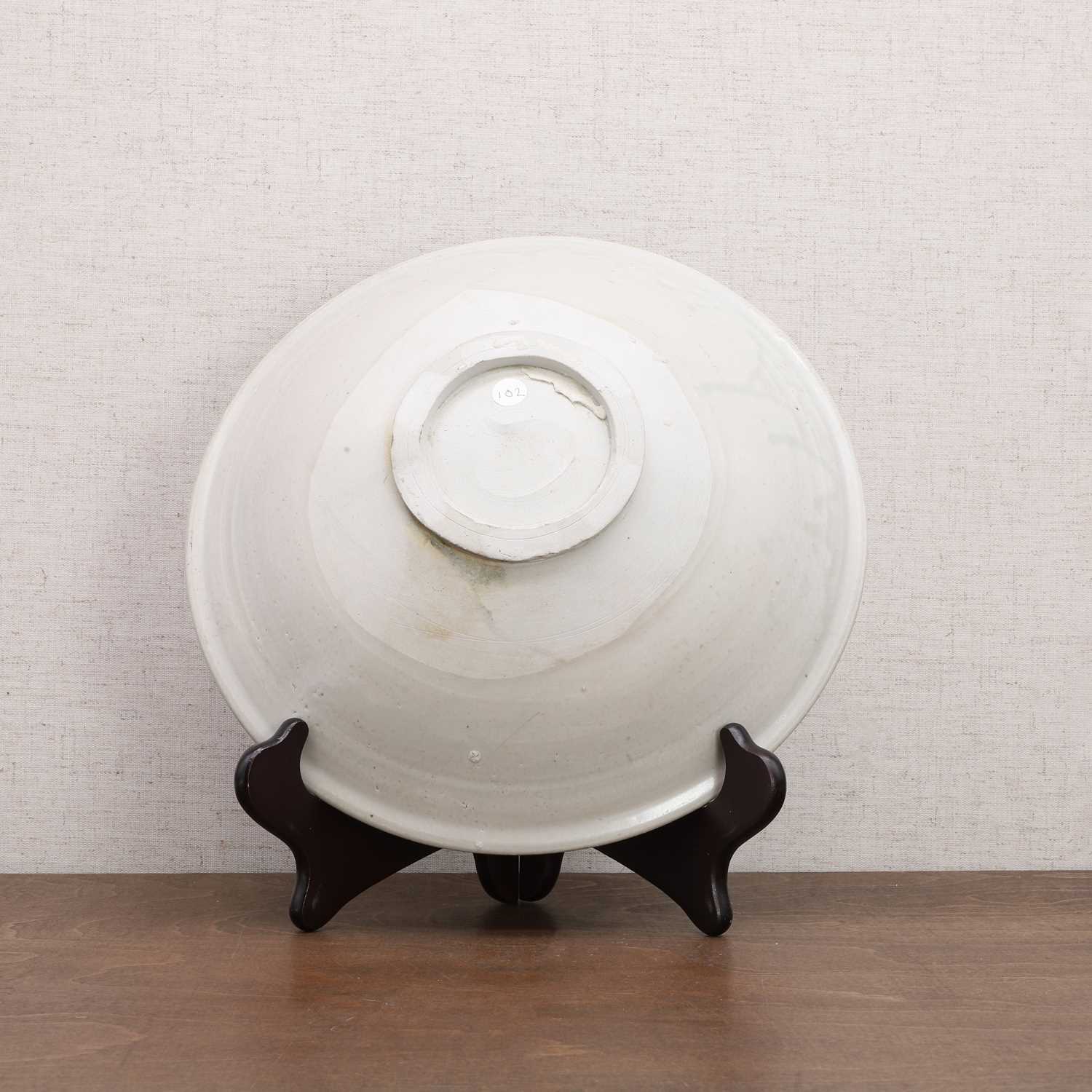 A Chinese white-glazed bowl, - Bild 2 aus 6