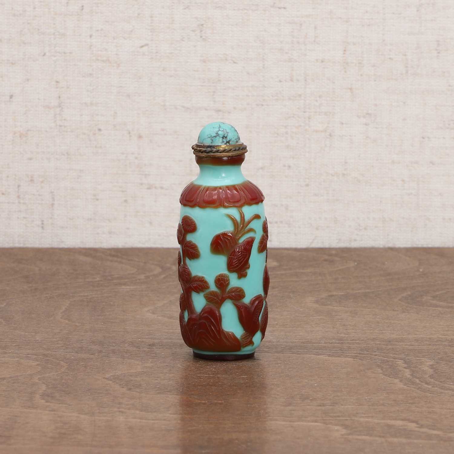 A Chinese overlay Peking glass snuff bottle, - Image 3 of 5