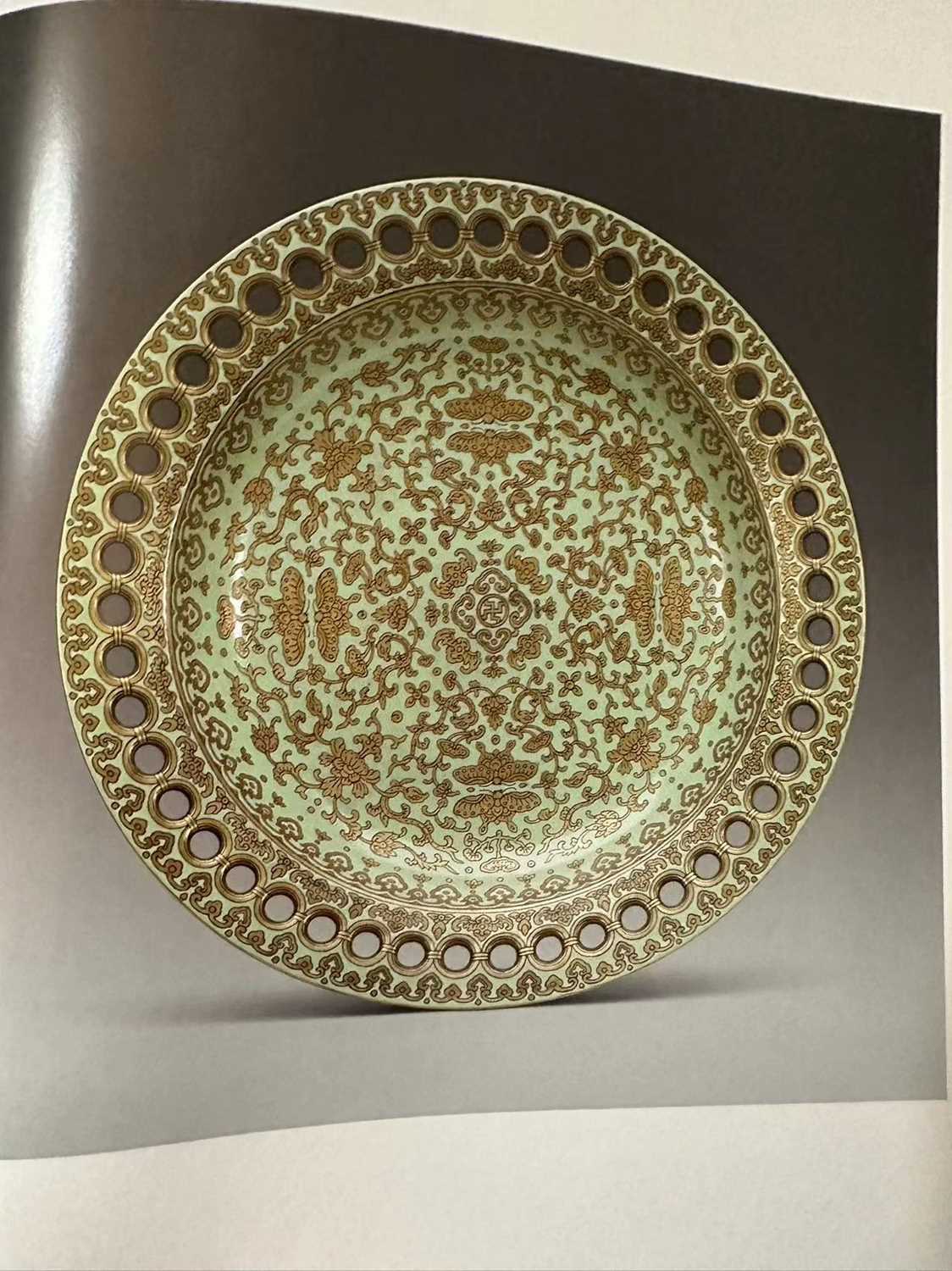 A large Chinese famille rose plate, - Bild 14 aus 16