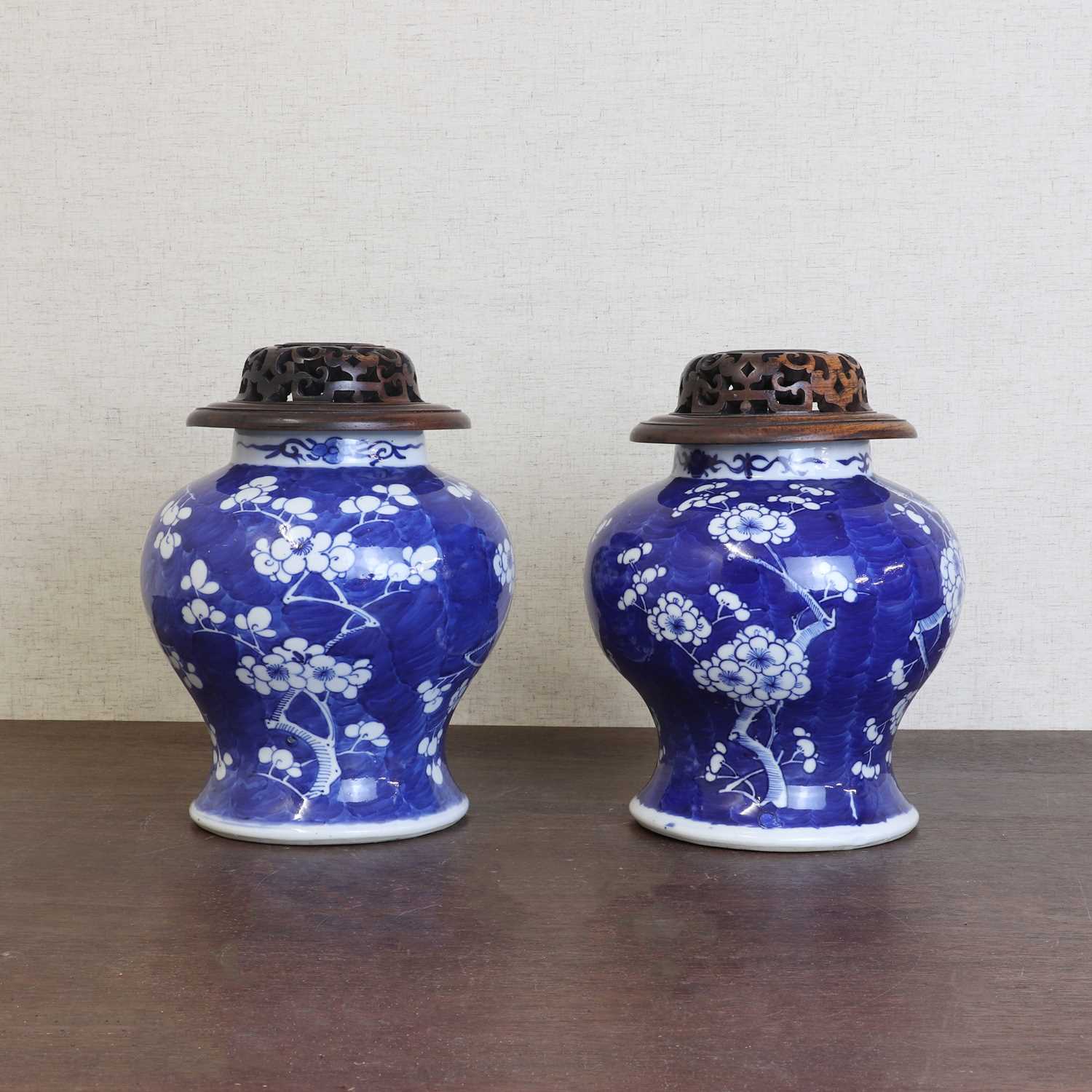 A pair of Chinese blue and white jars, - Bild 5 aus 6