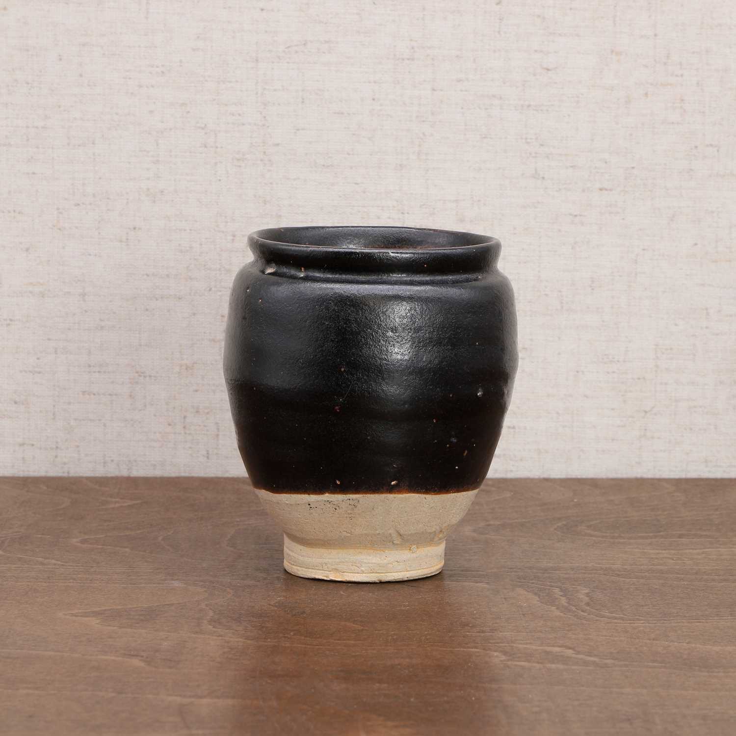 A Chinese black-glazed jar, - Bild 4 aus 6