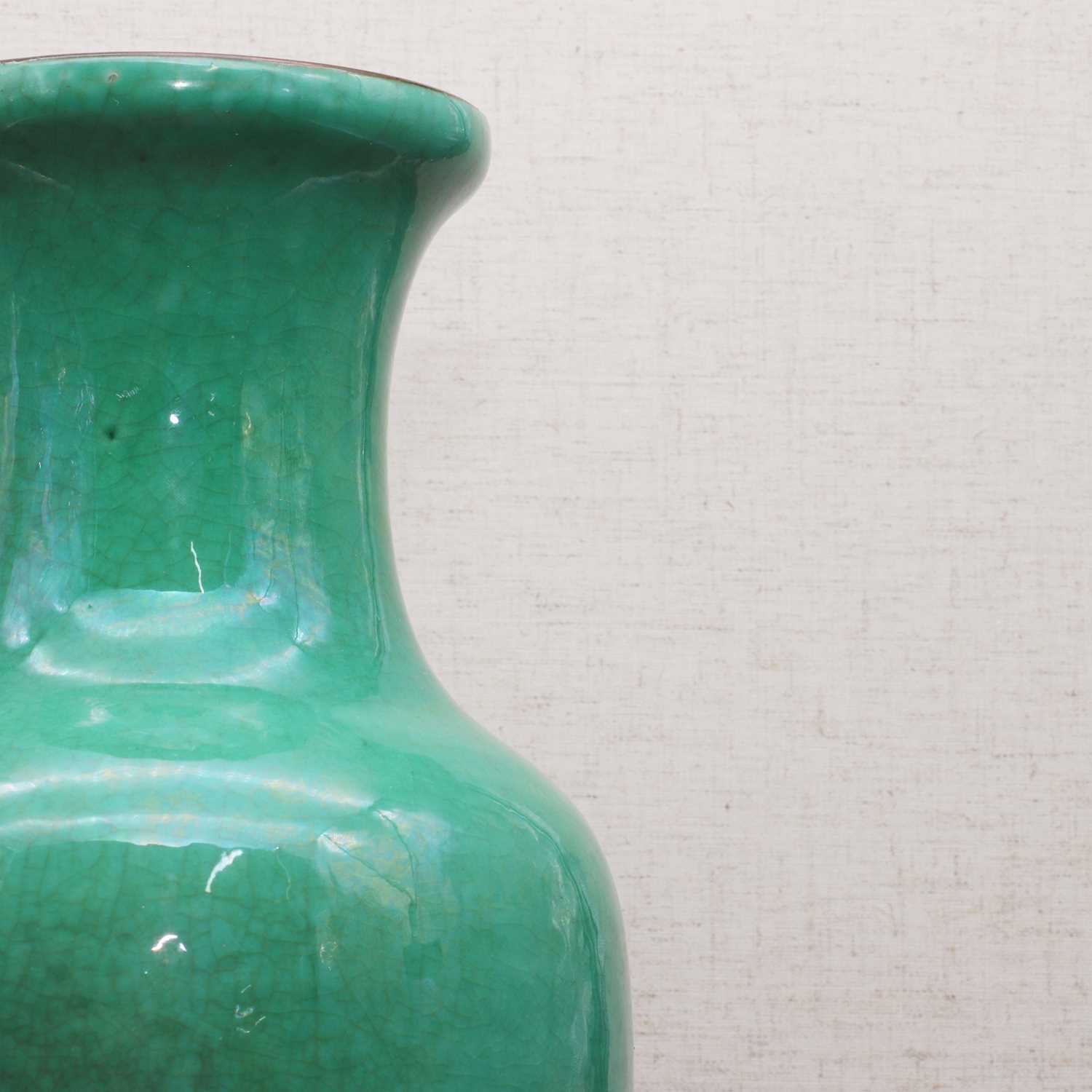 A Chinese green-glazed vase, - Bild 6 aus 6