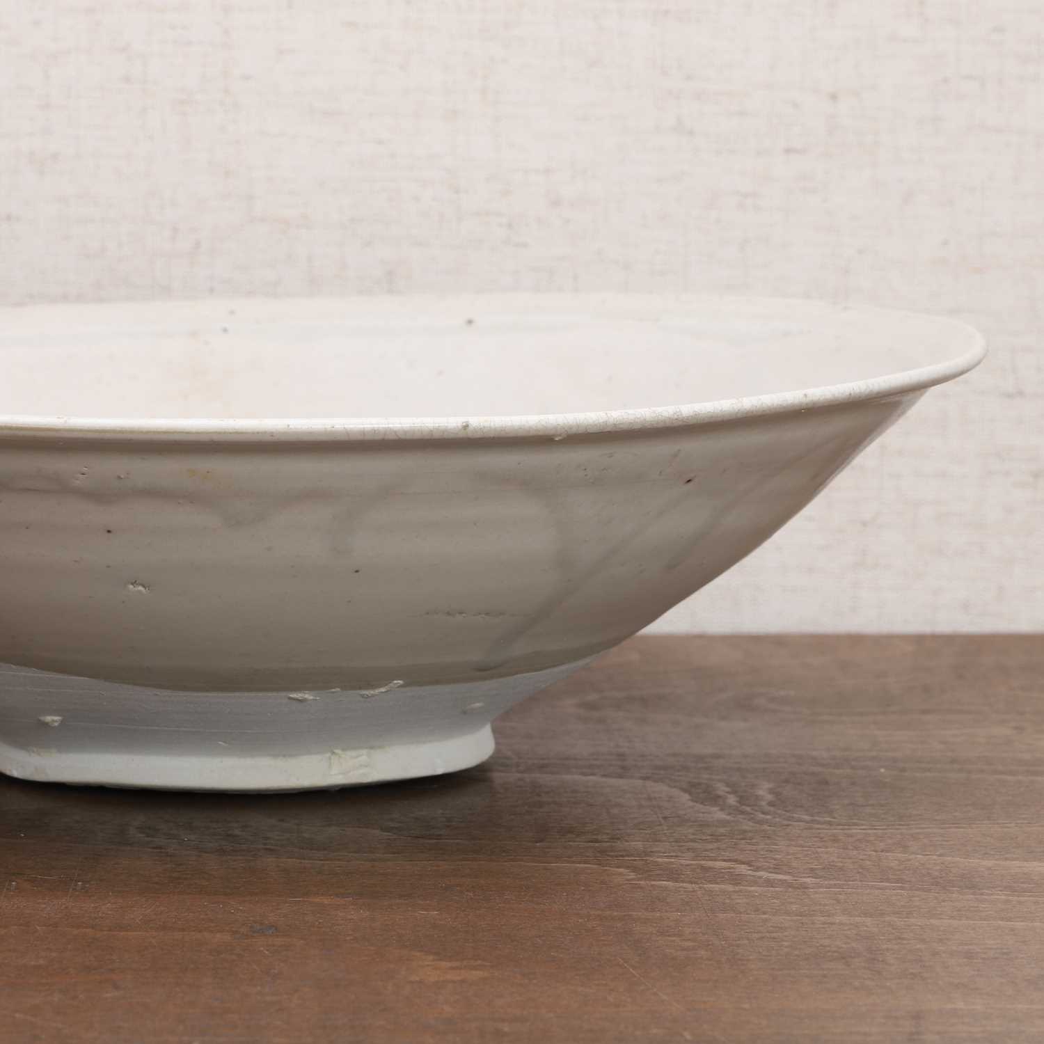 A Chinese white-glazed bowl, - Bild 6 aus 6
