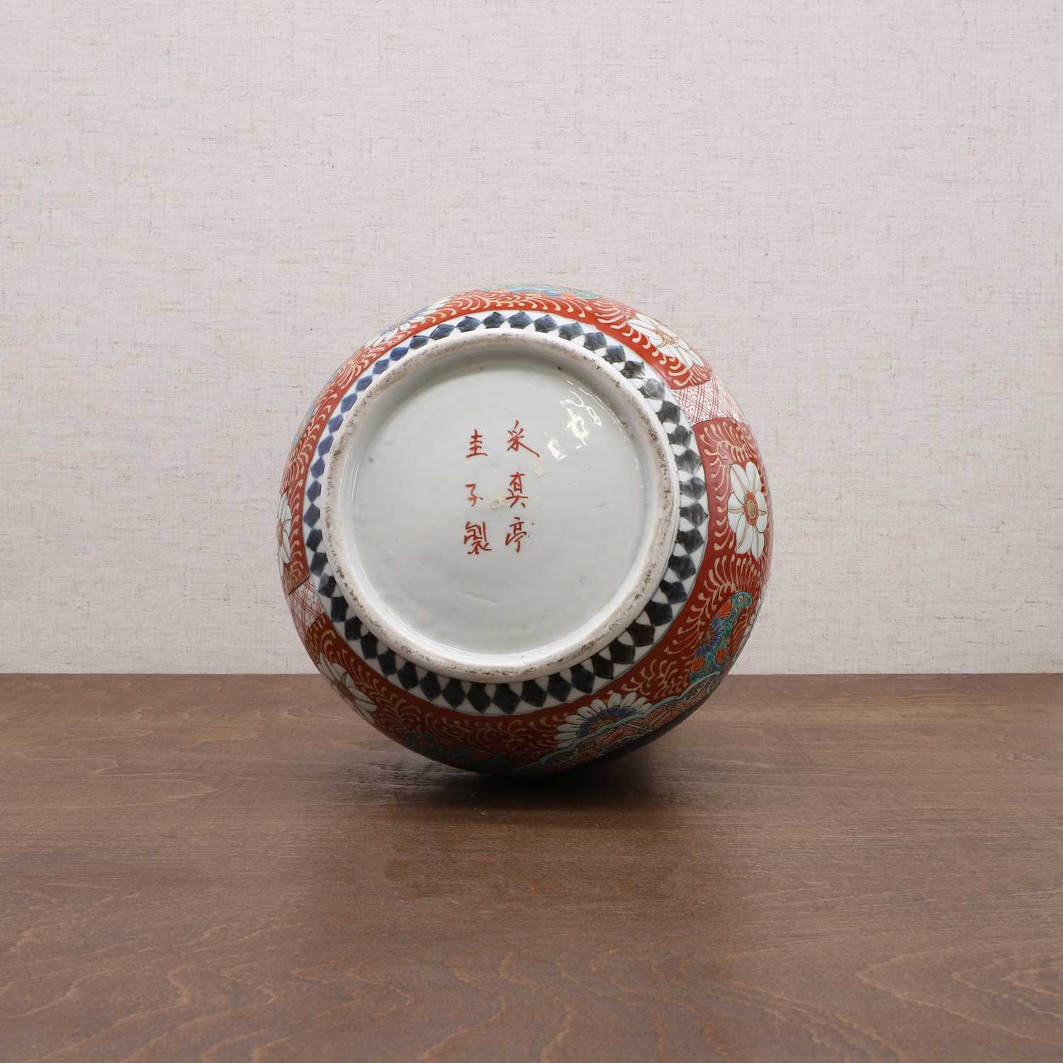 A Japanese Imari vase, - Image 5 of 6