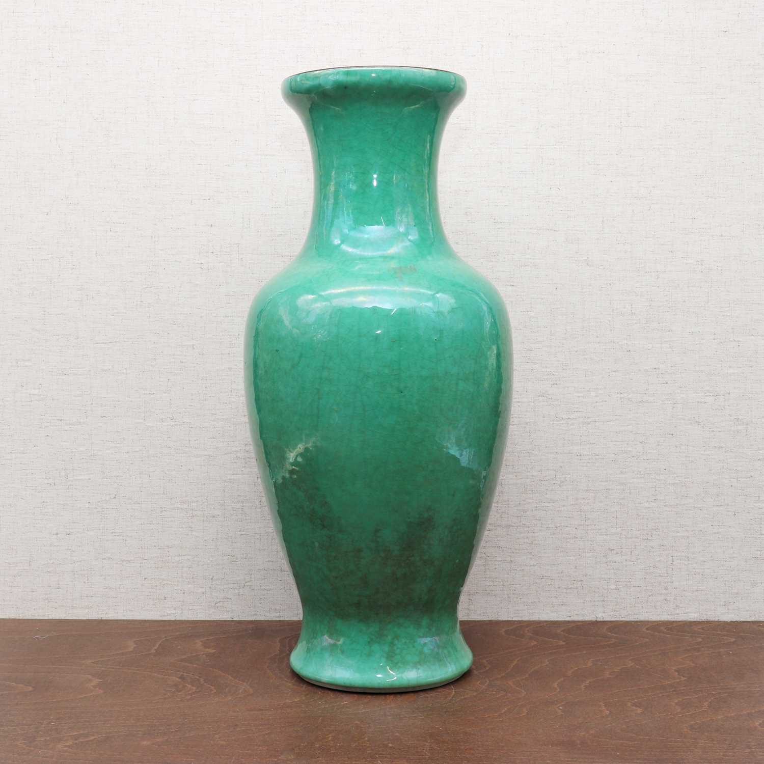 A Chinese green-glazed vase, - Bild 3 aus 6