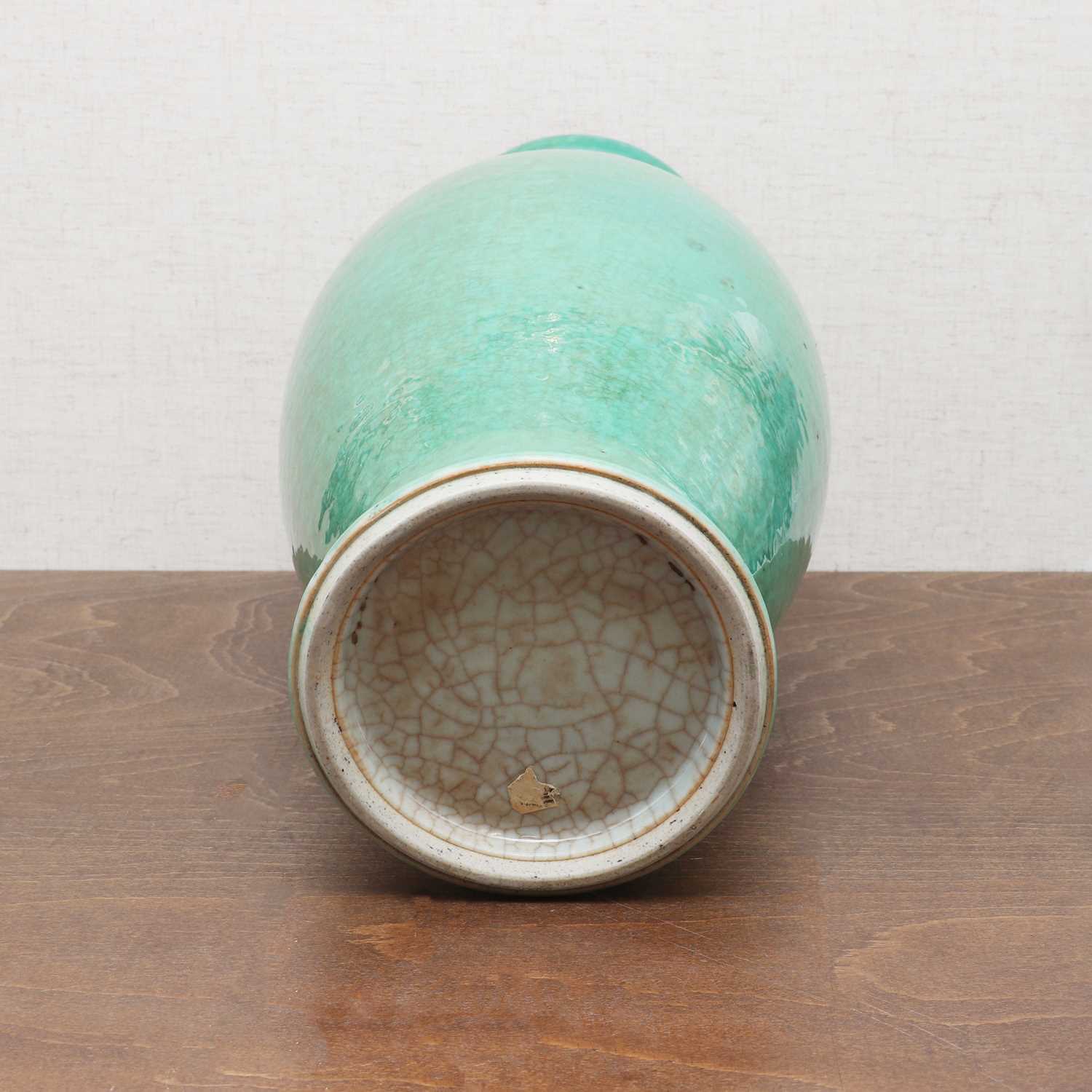 A Chinese green-glazed vase, - Bild 5 aus 6