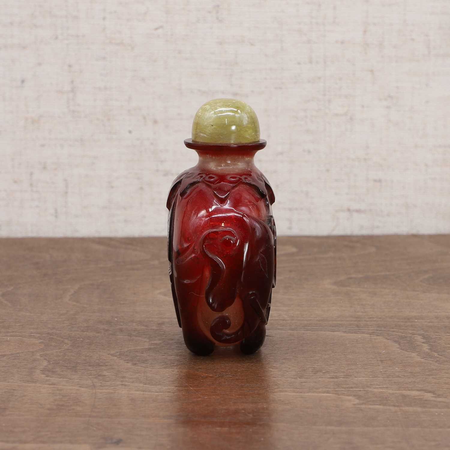 A Chinese overlay Peking glass snuff bottle, - Image 4 of 8