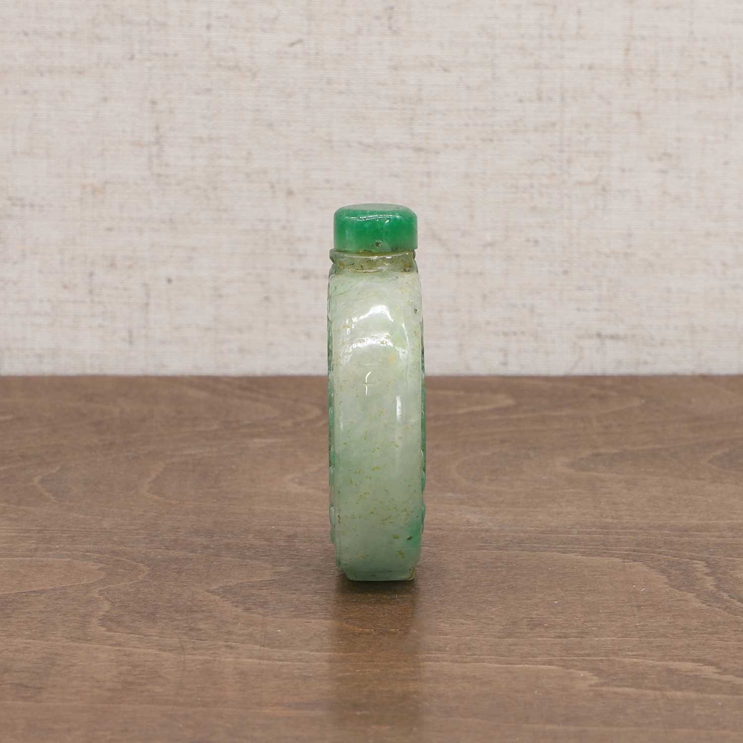 A Chinese jadeite snuff bottle, - Image 4 of 7