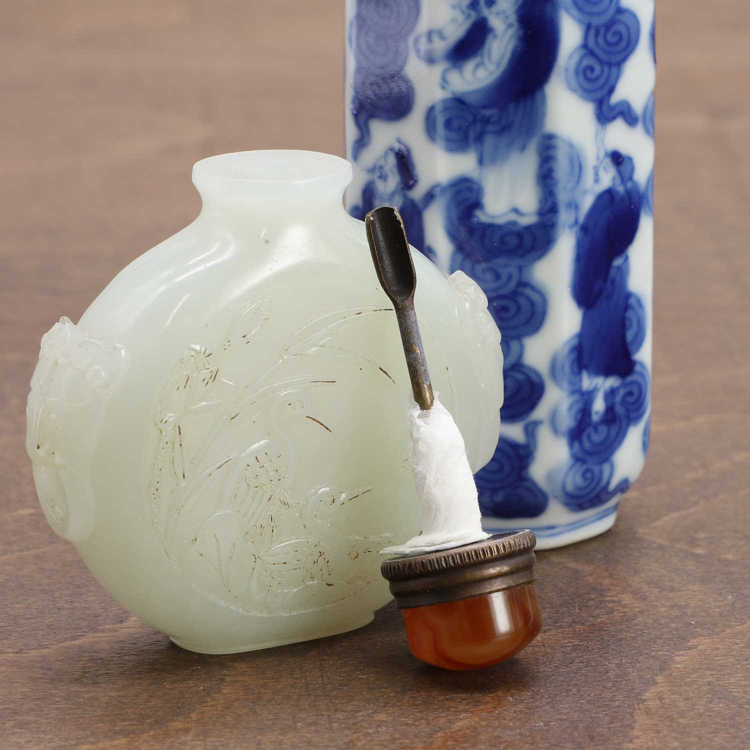 A Chinese blue and white snuff bottle, - Image 6 of 6