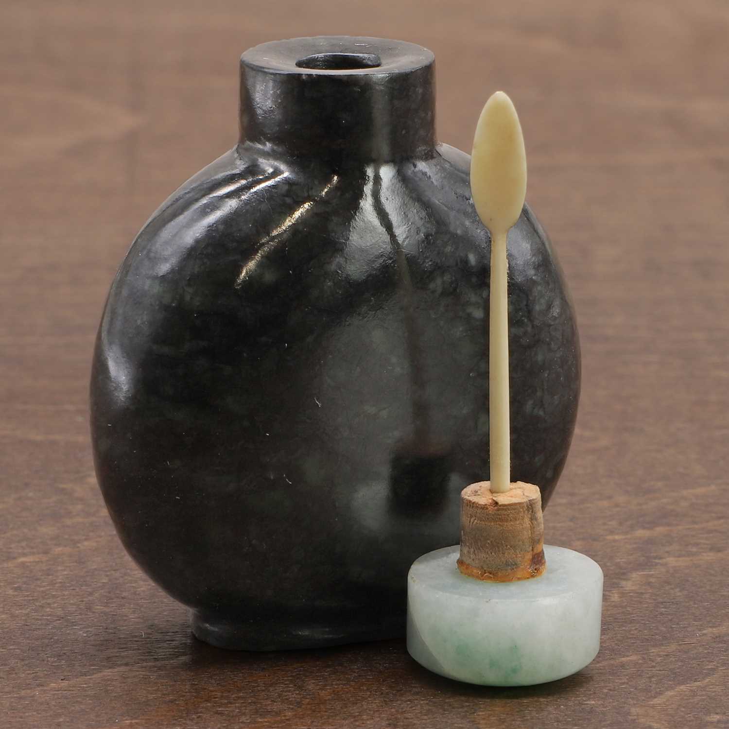 A Chinese spinach jade snuff bottle, - Image 7 of 7