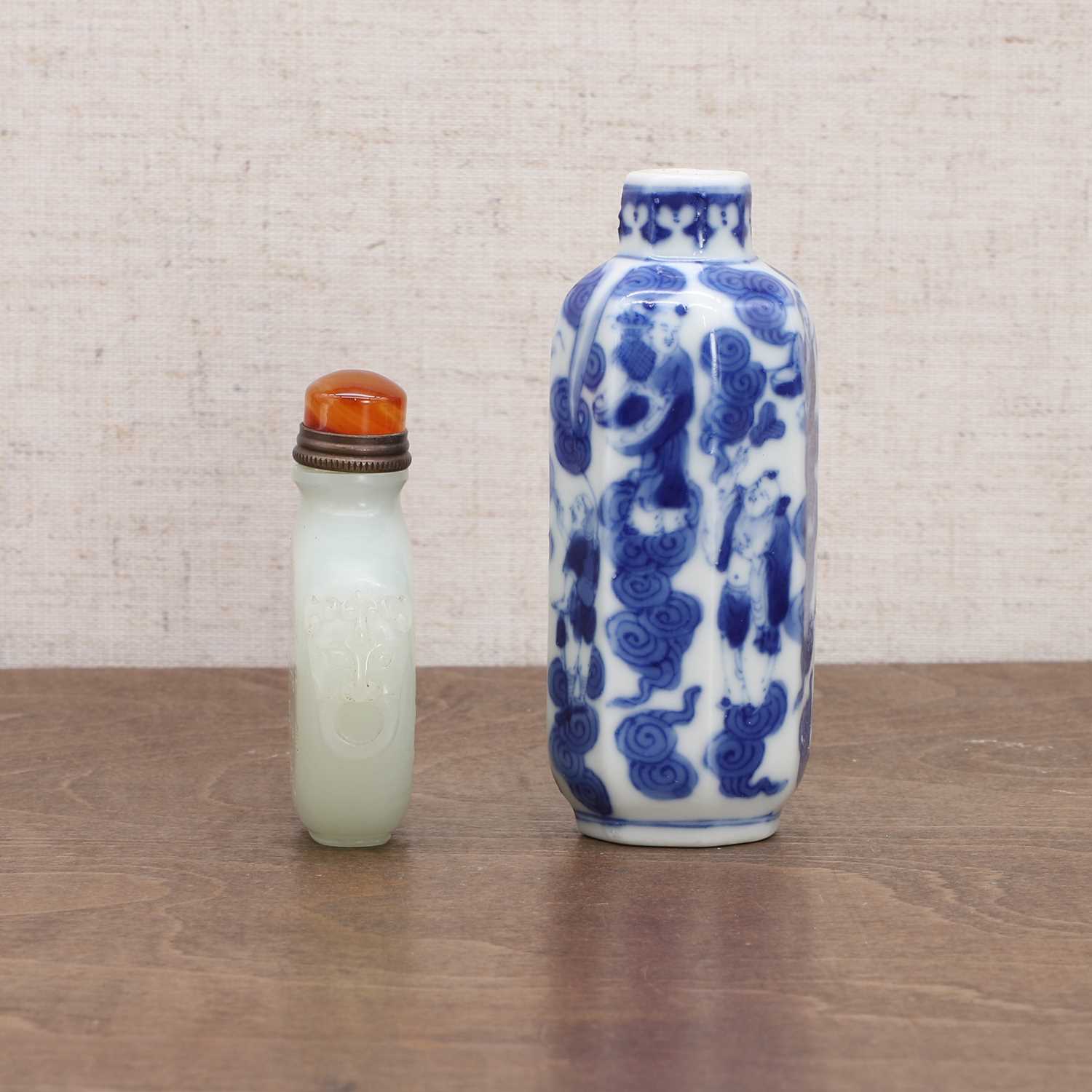 A Chinese blue and white snuff bottle, - Image 4 of 6