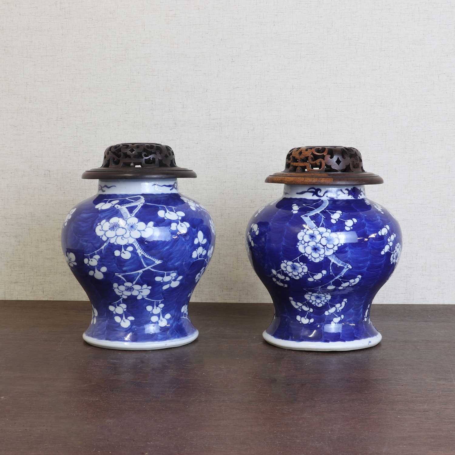 A pair of Chinese blue and white jars, - Bild 4 aus 6