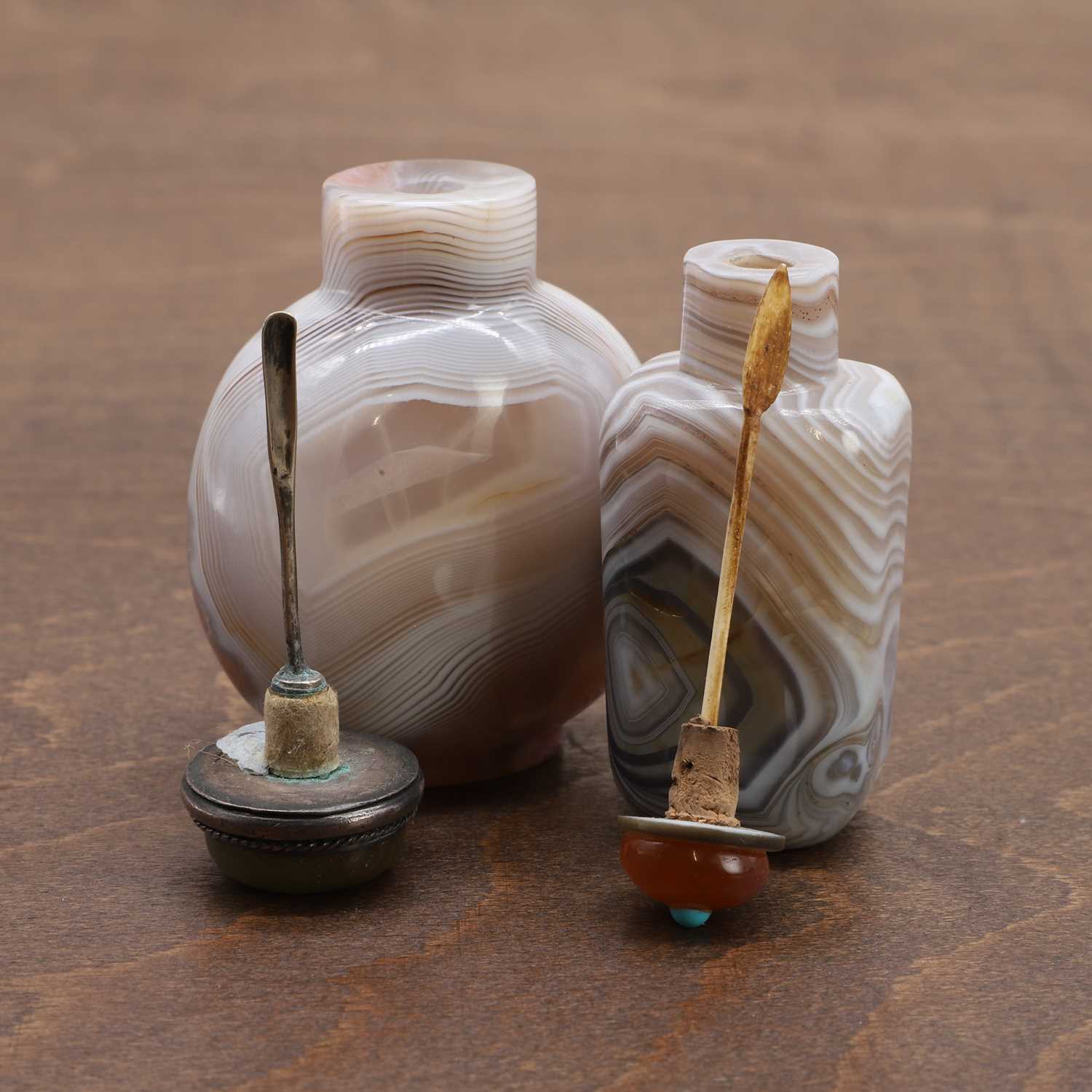 Two Chinese agate snuff bottles, - Image 7 of 7