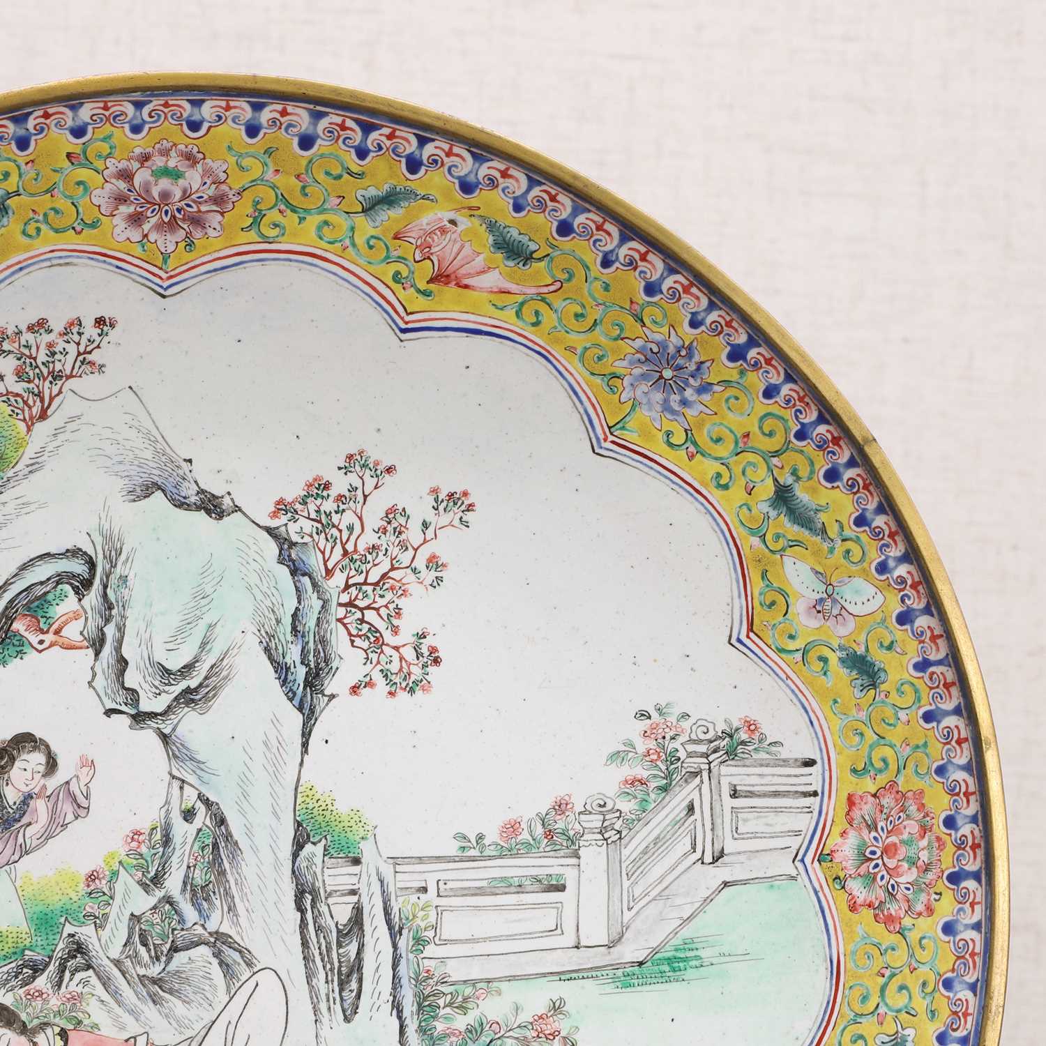 A Chinese Canton painted enamel plate， - Bild 3 aus 5