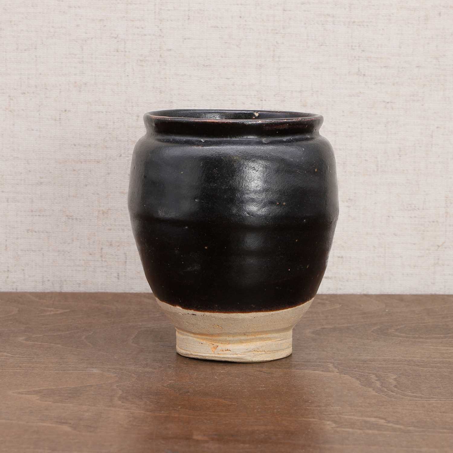 A Chinese black-glazed jar, - Bild 3 aus 6