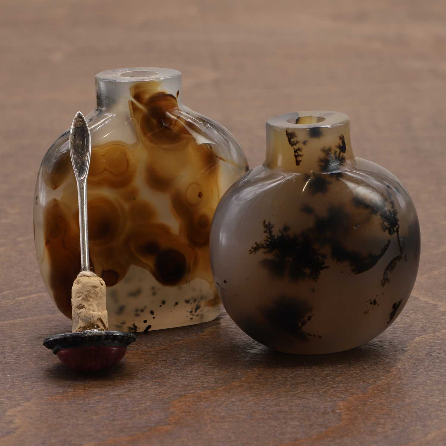 Two Chinese agate snuff bottles, - Image 5 of 7