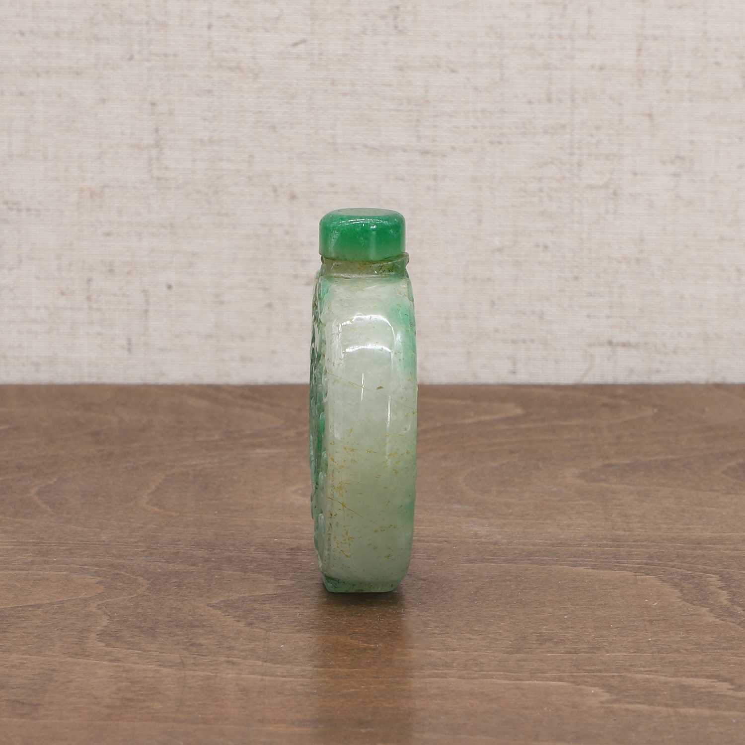 A Chinese jadeite snuff bottle, - Image 2 of 7