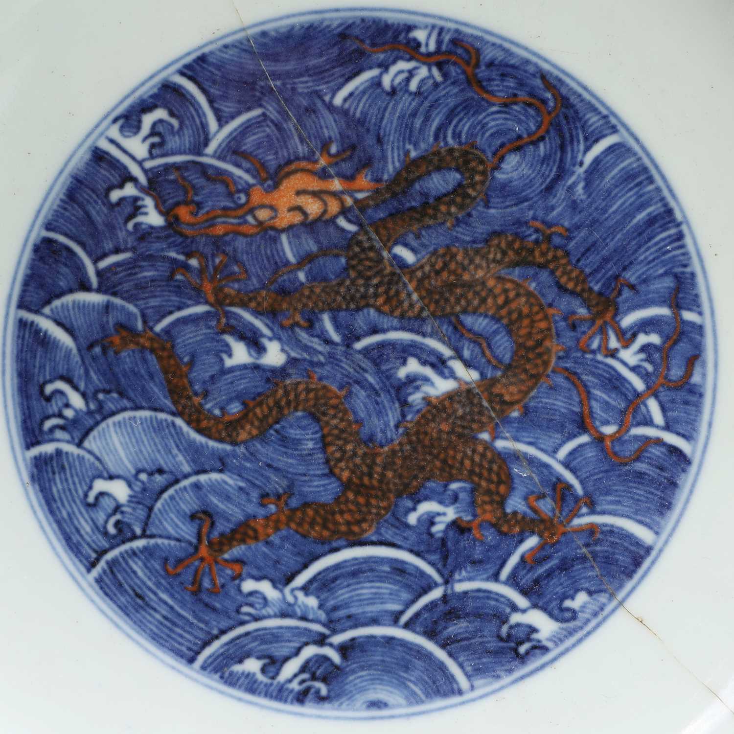 A Chinese underglaze-blue and copper-red dish, - Bild 2 aus 6