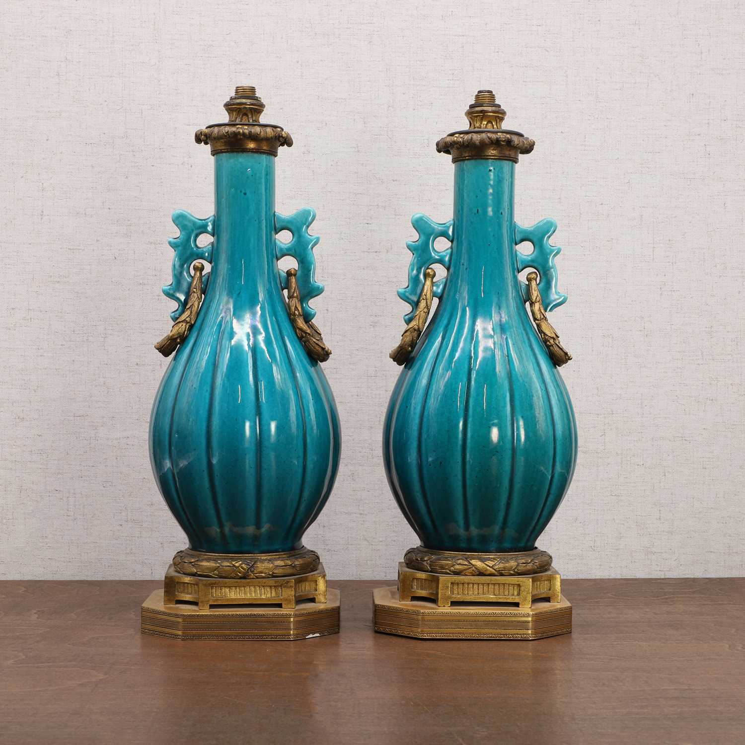 A pair of Chinese turquoise-glazed vases, - Bild 2 aus 6