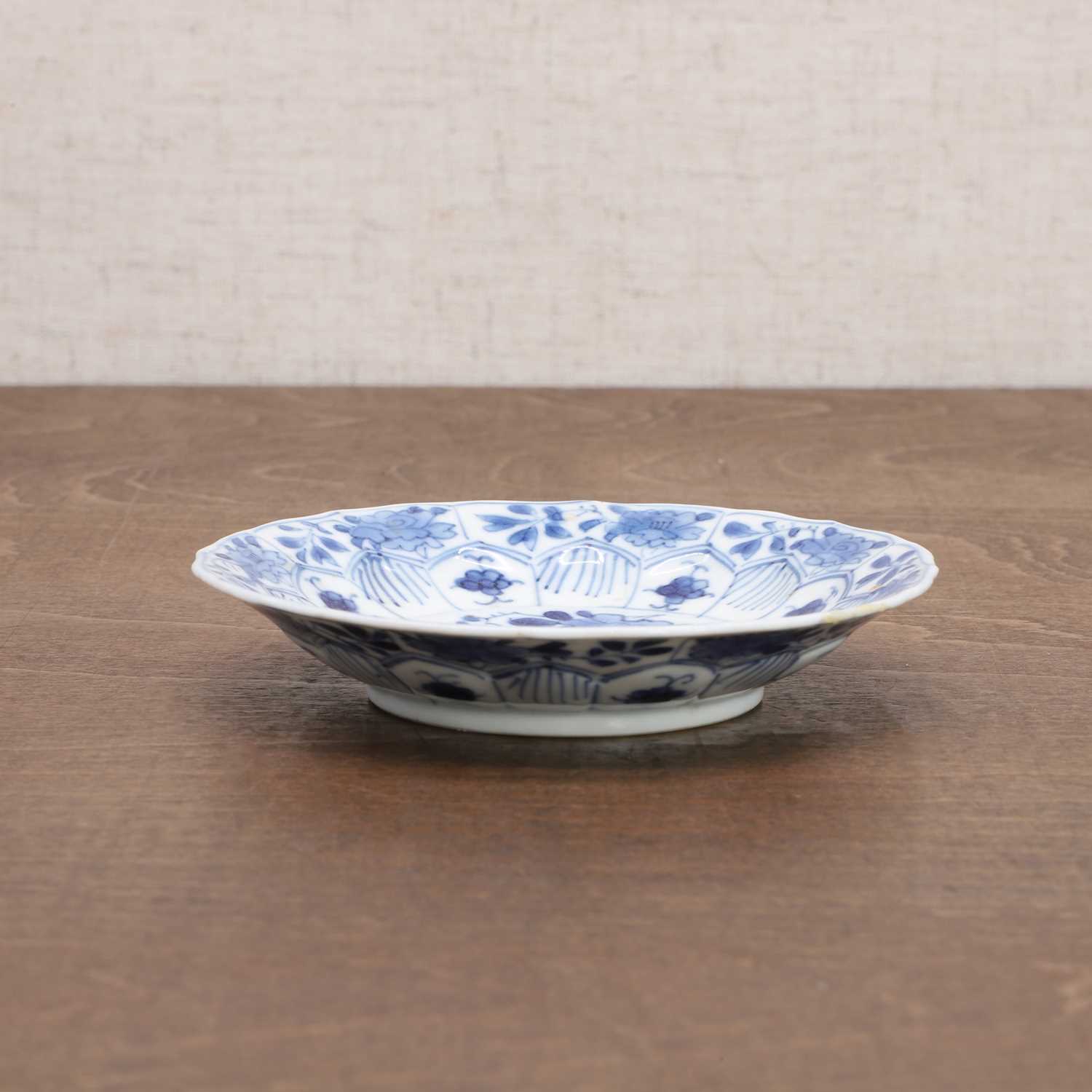 A Chinese blue and white saucer, - Bild 4 aus 6