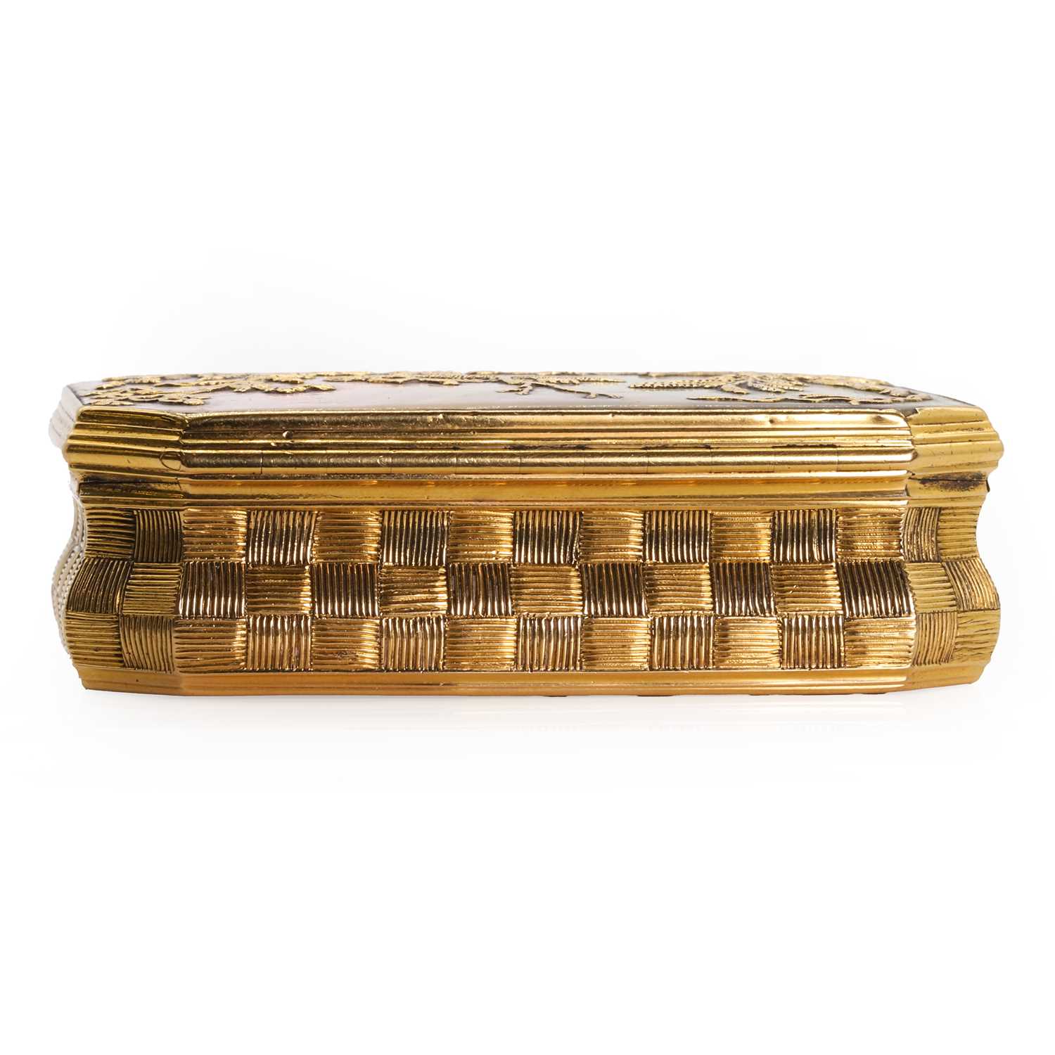 A gold and mother of pearl snuffbox, - Image 7 of 11