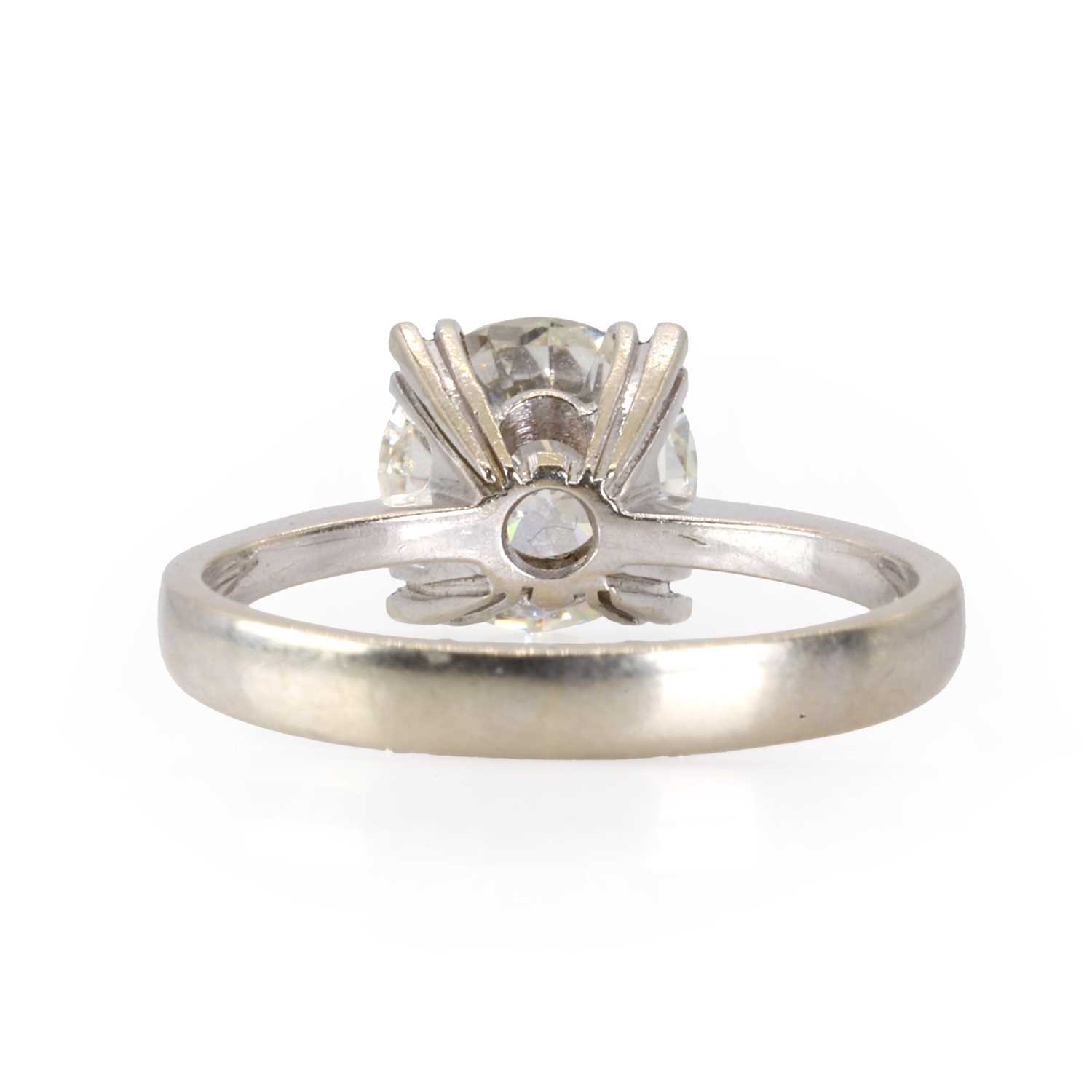 A white gold single stone diamond ring, - Bild 2 aus 3
