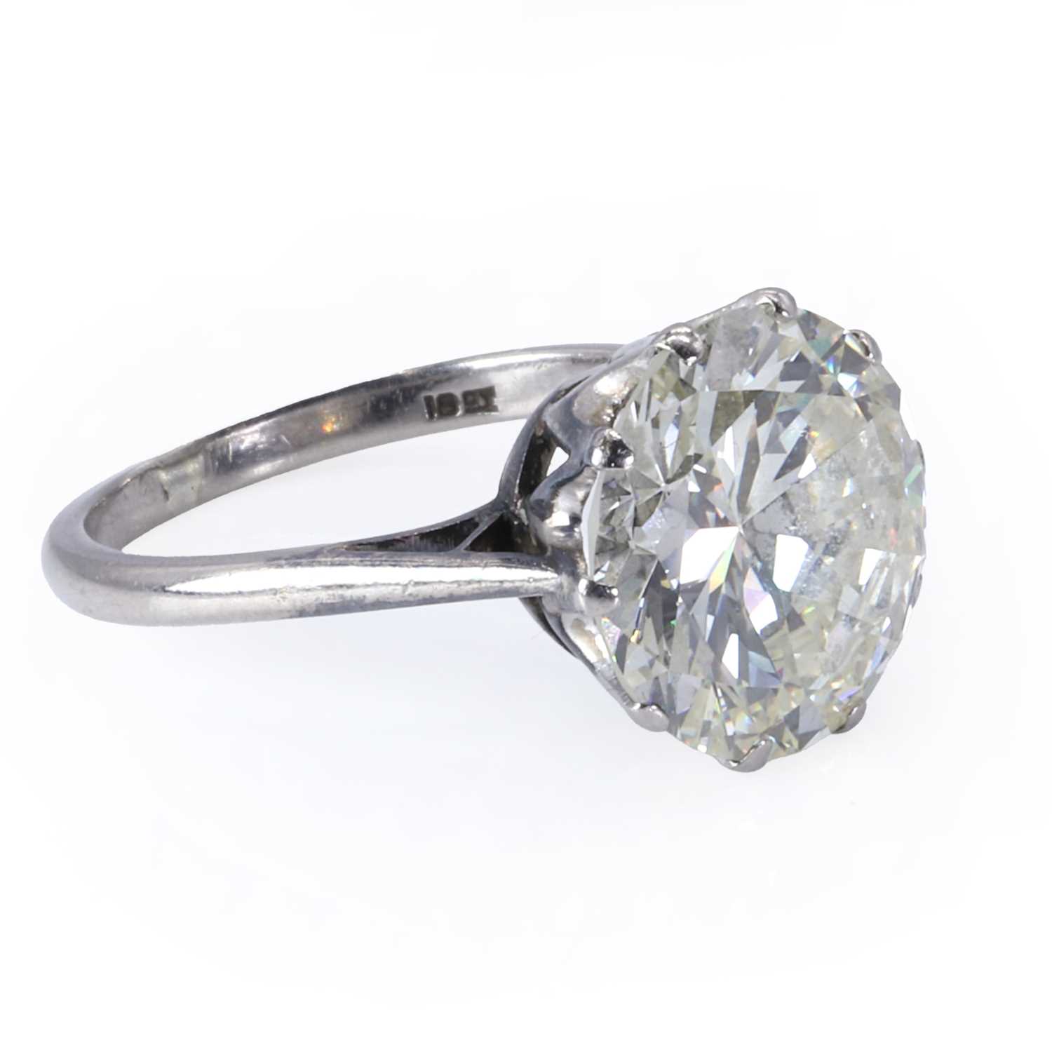An impressive single stone diamond ring, - Image 3 of 4