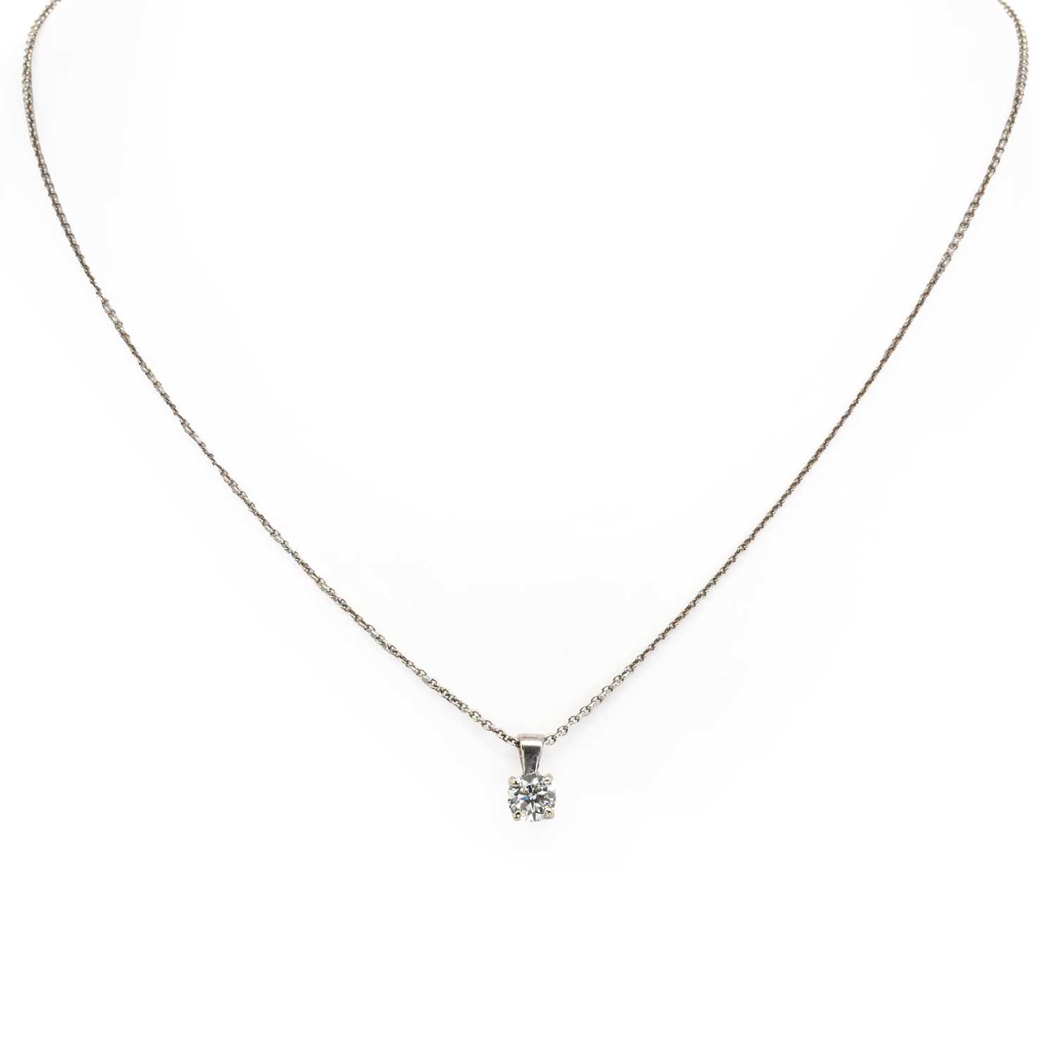 An 18ct white gold single stone diamond pendant and chain, - Bild 3 aus 5