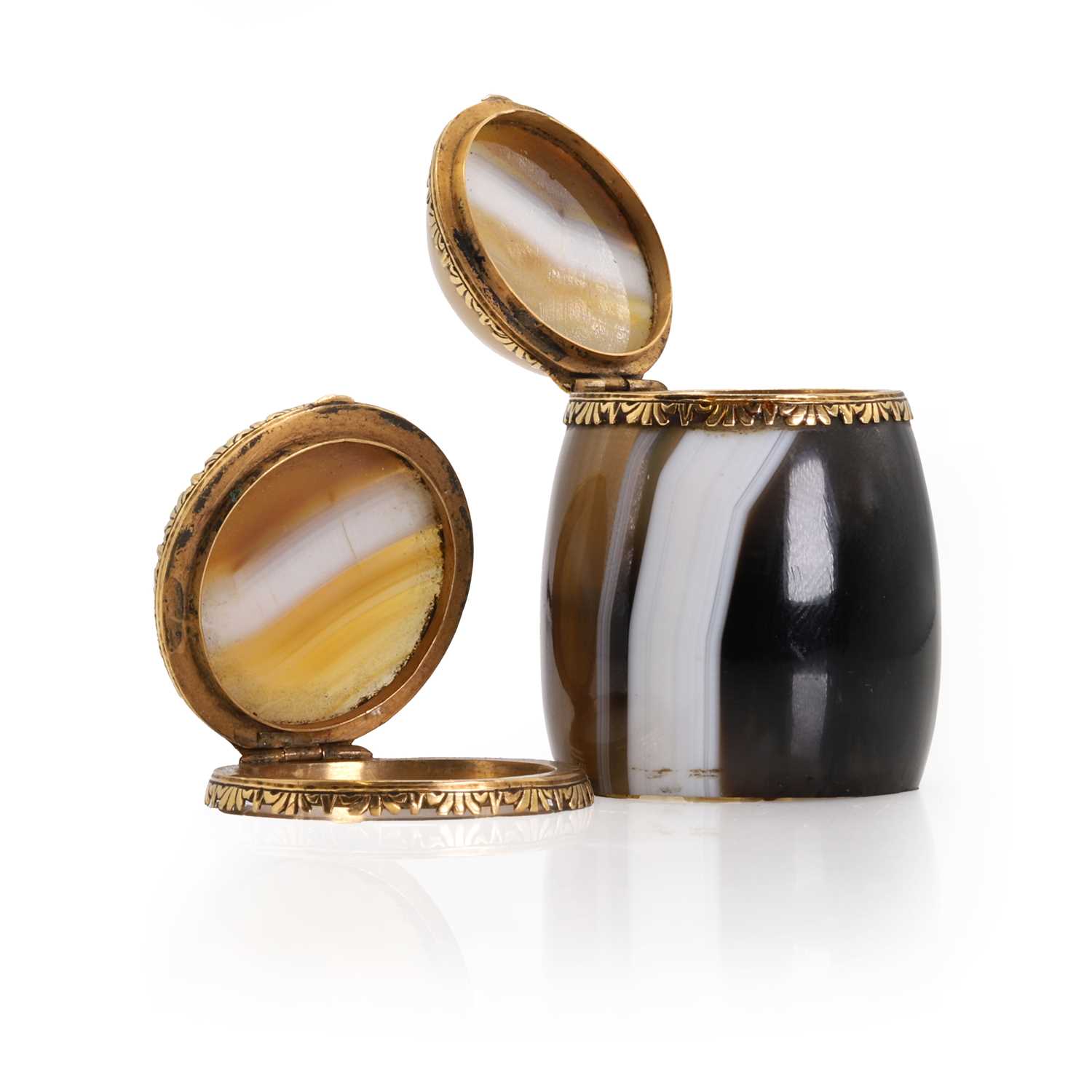 A gold mounted barrel shaped banded agate snuffbox, - Image 2 of 5