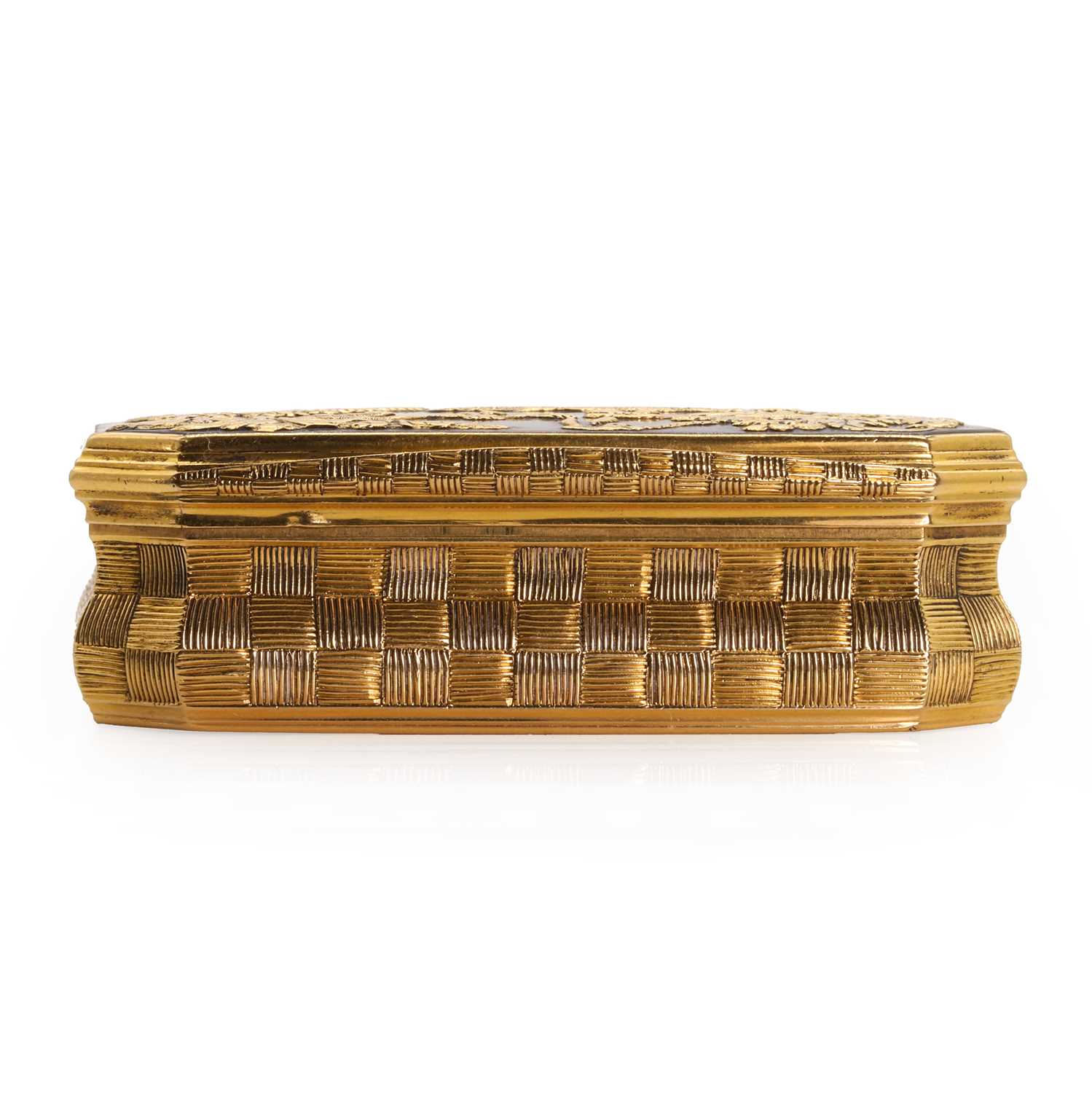 A gold and mother of pearl snuffbox, - Image 3 of 11