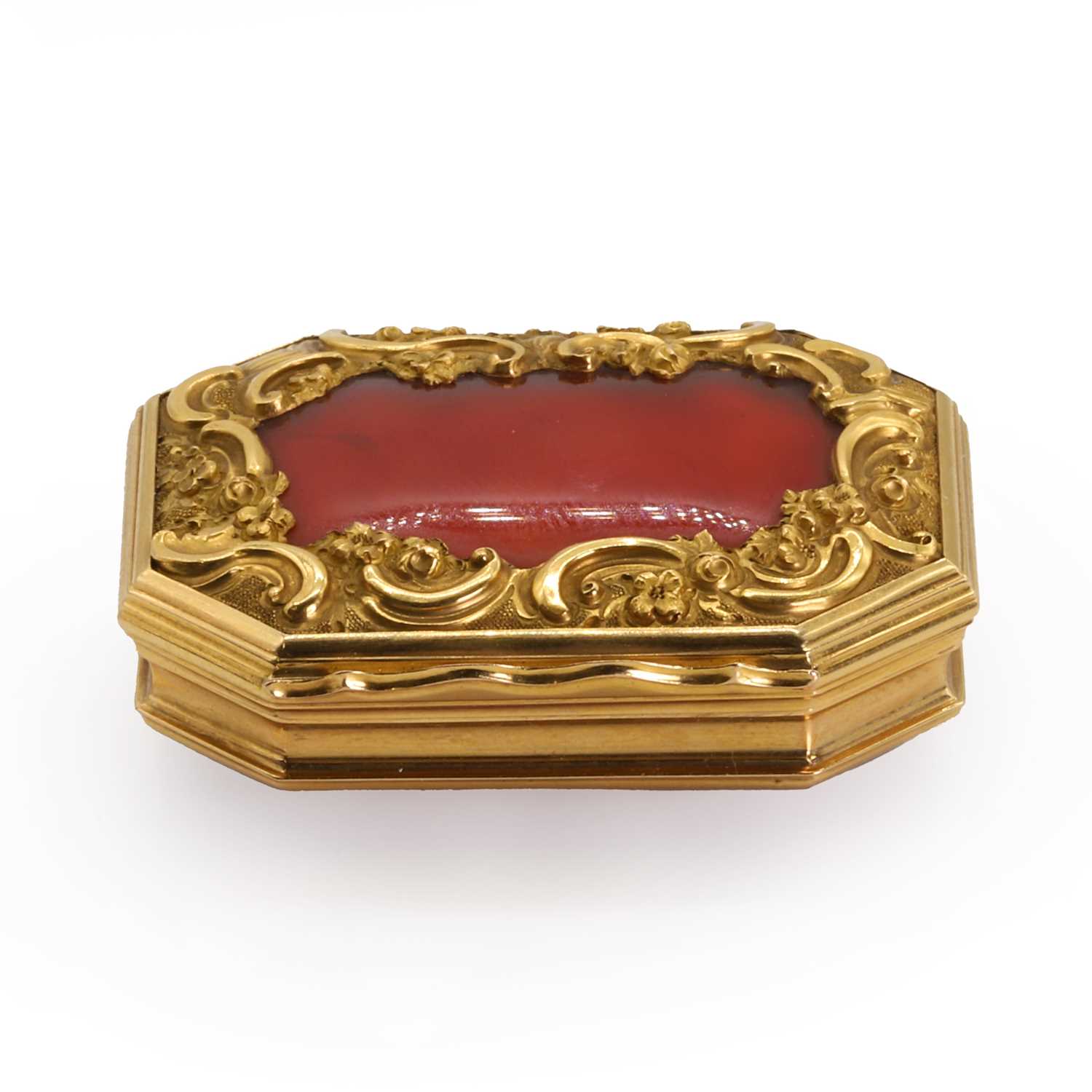 A gold mounted hardstone snuffbox,