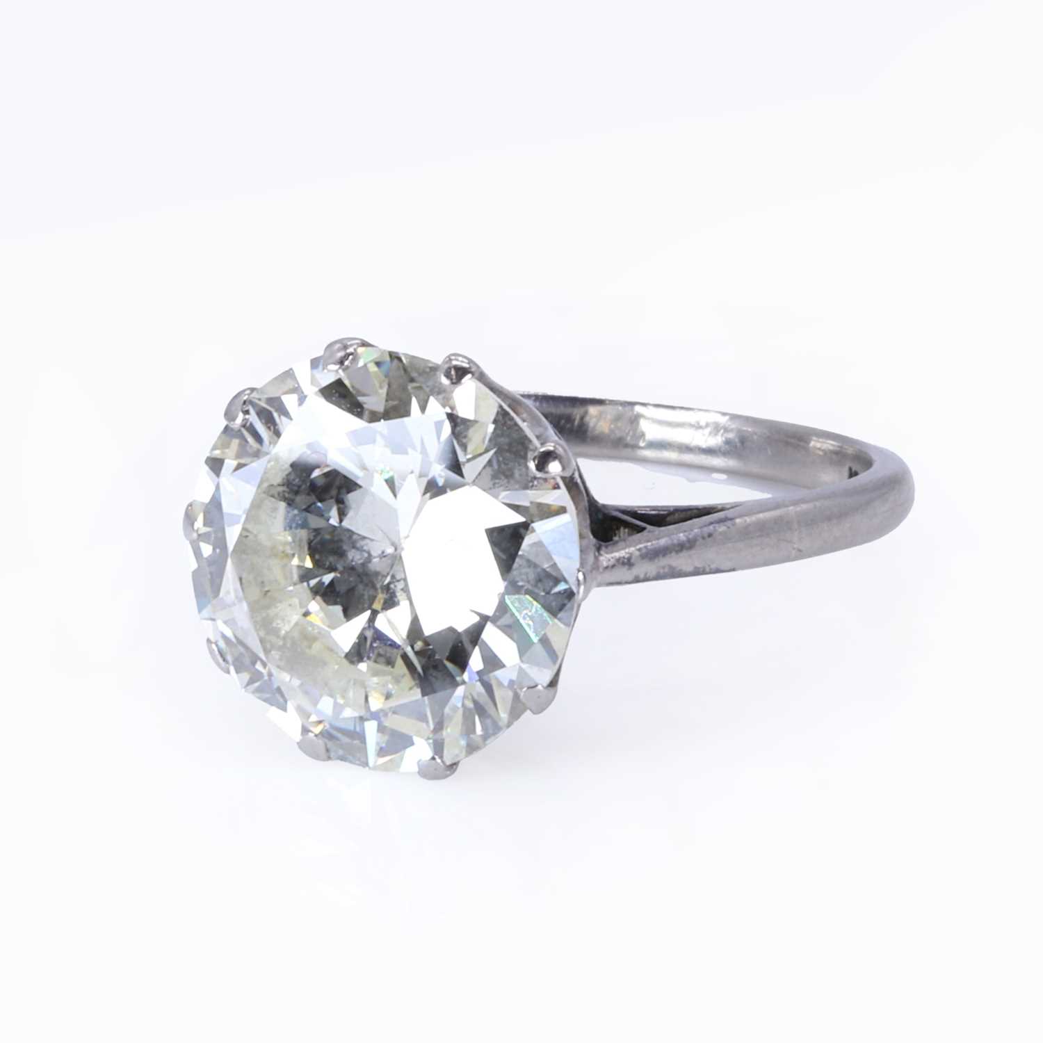 An impressive single stone diamond ring, - Image 4 of 4