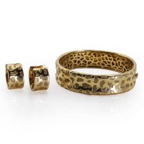 An 18ct gold 'Giraffe' bangle and earring set, by Roberto Coin,