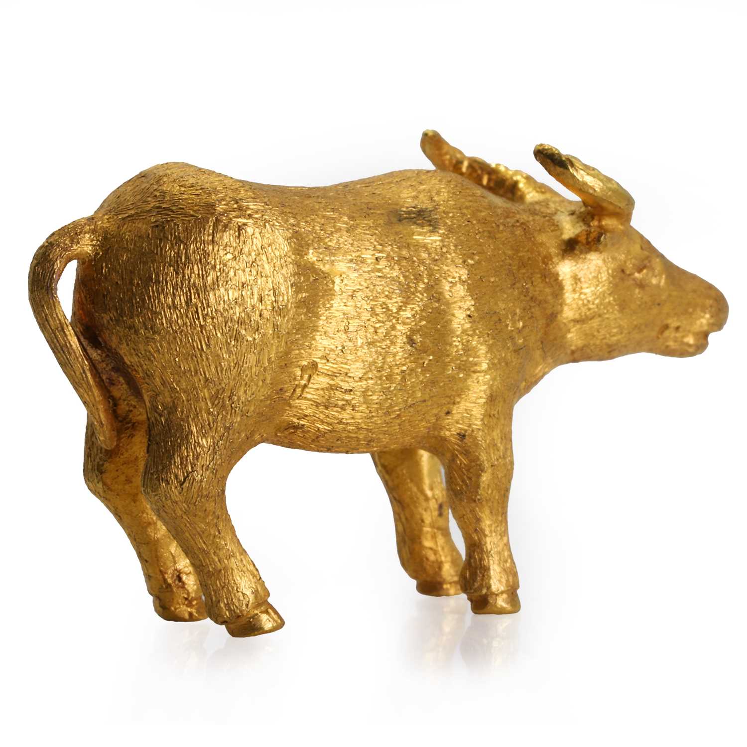A gold ox ornament, - Bild 3 aus 3