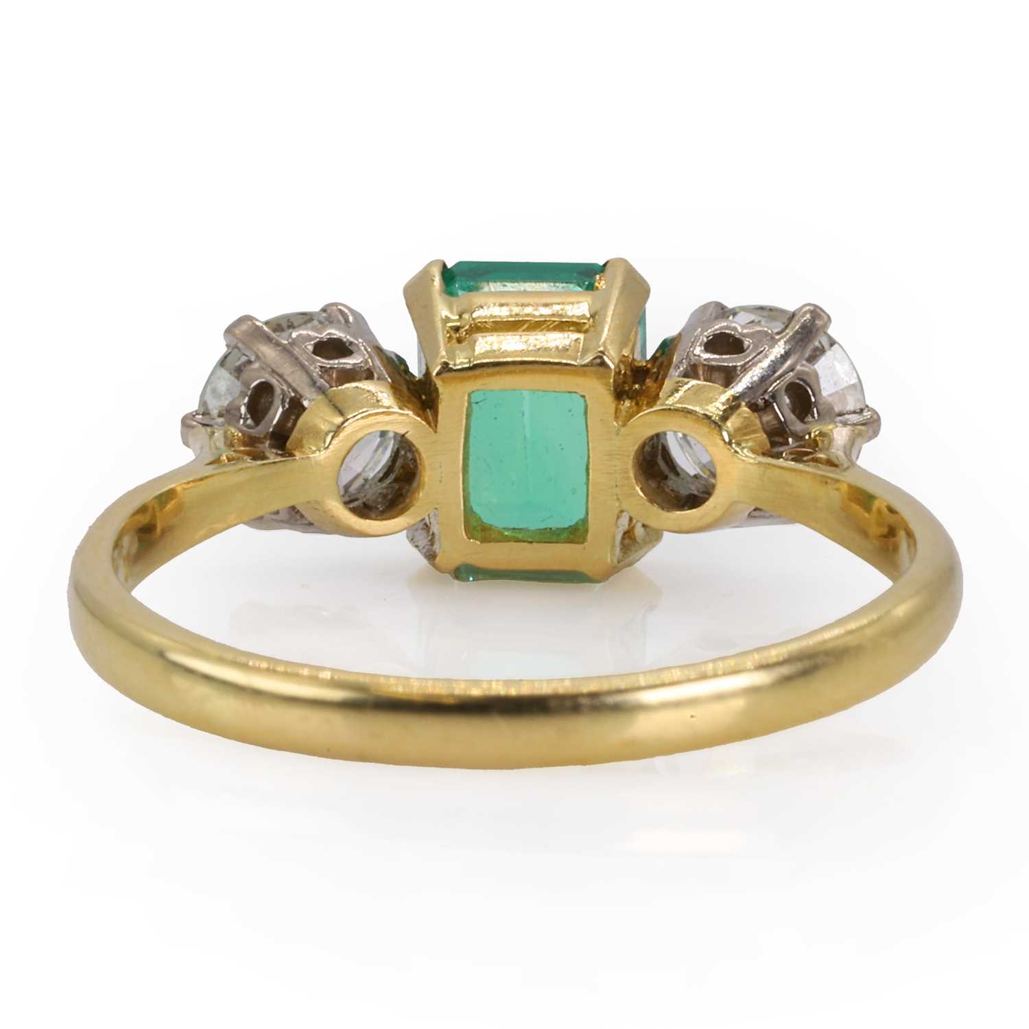 An 18ct gold Colombian emerald and diamond three stone ring, - Bild 2 aus 3