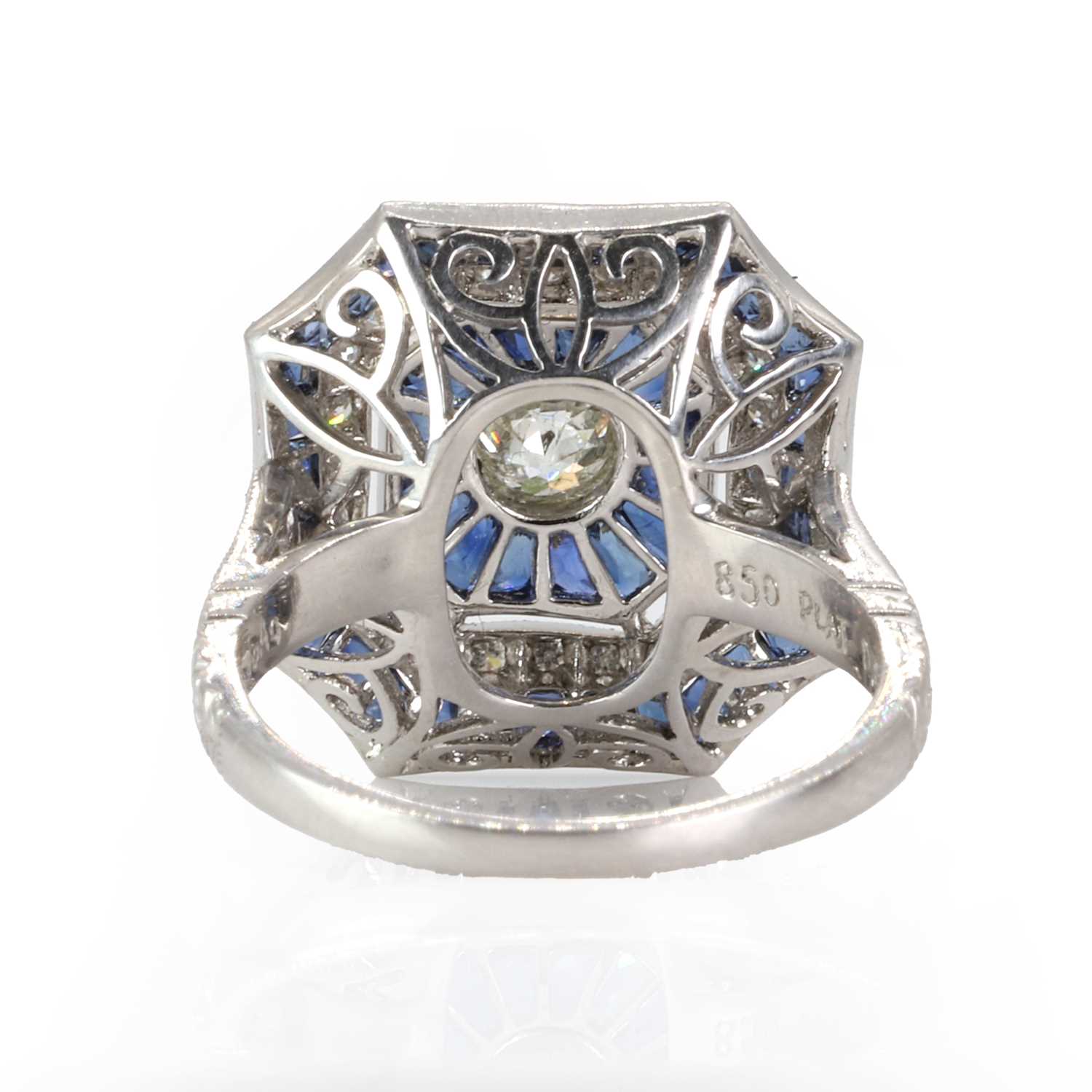 An Art Deco style sapphire and diamond target cluster ring, - Bild 3 aus 3
