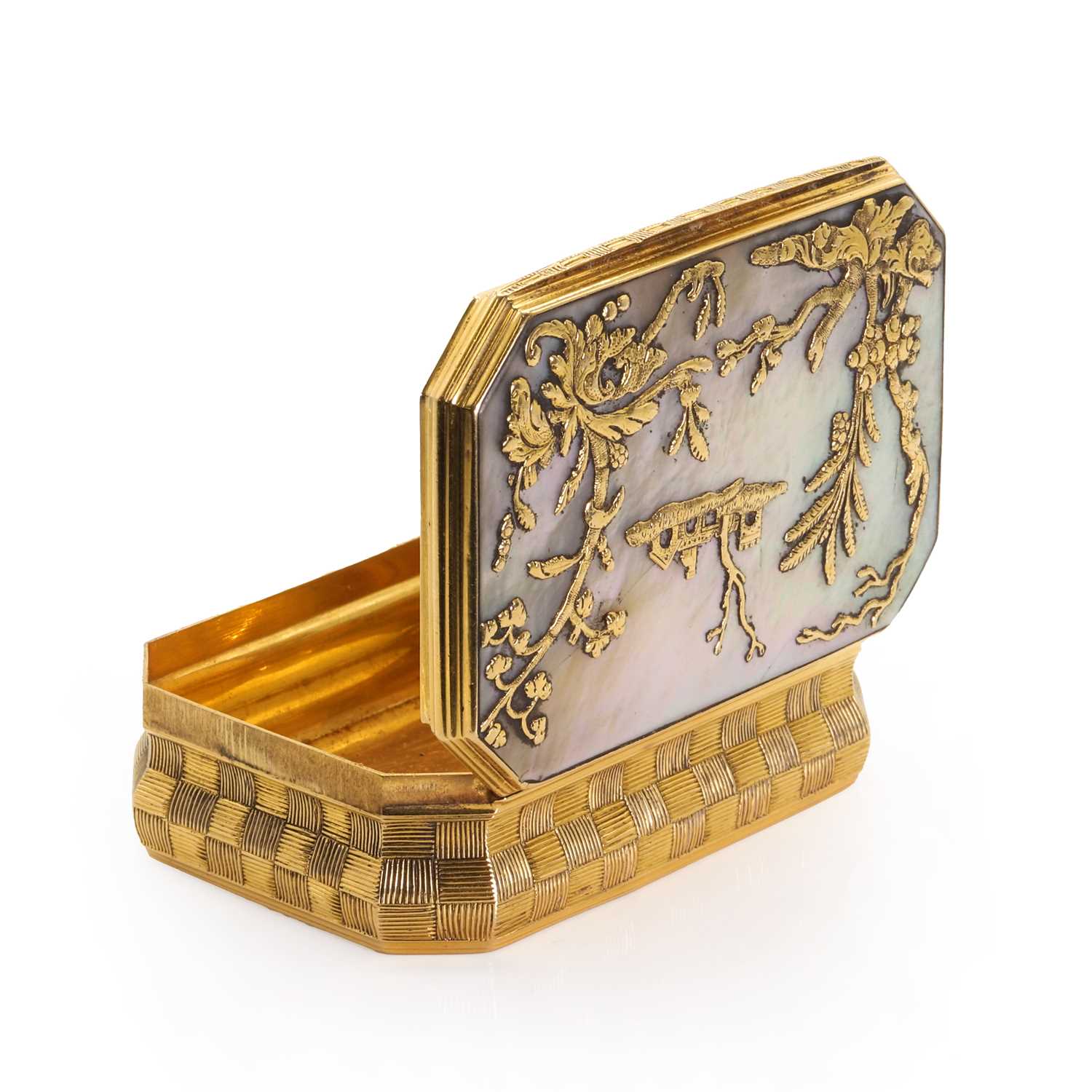 A gold and mother of pearl snuffbox, - Image 2 of 11