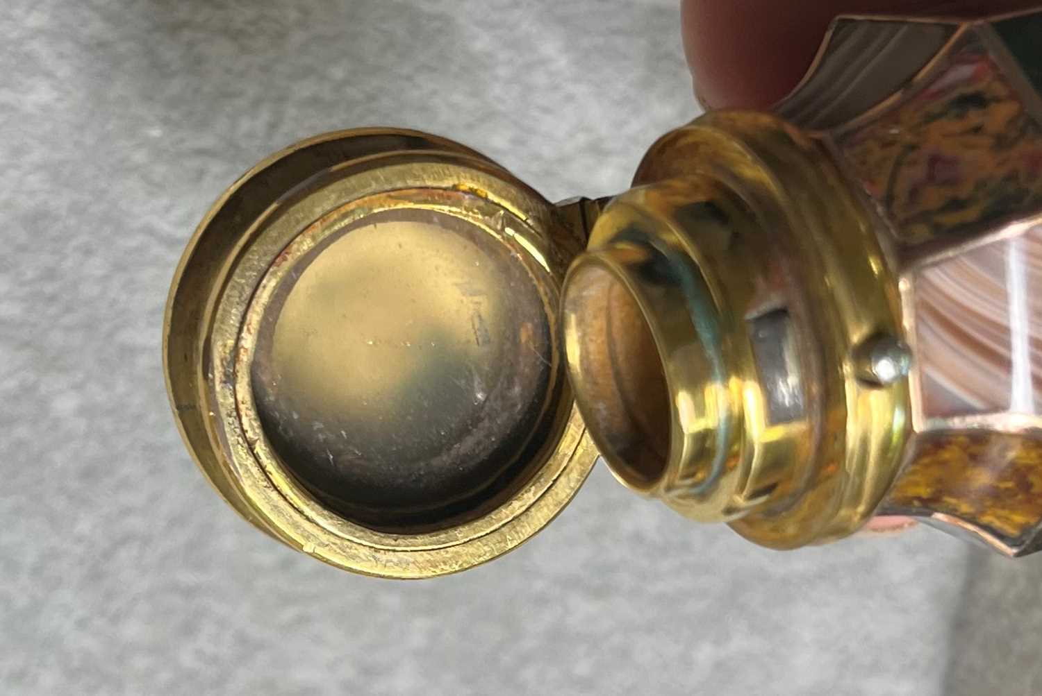 A rolled gold hardstone perfume flask, - Image 16 of 23