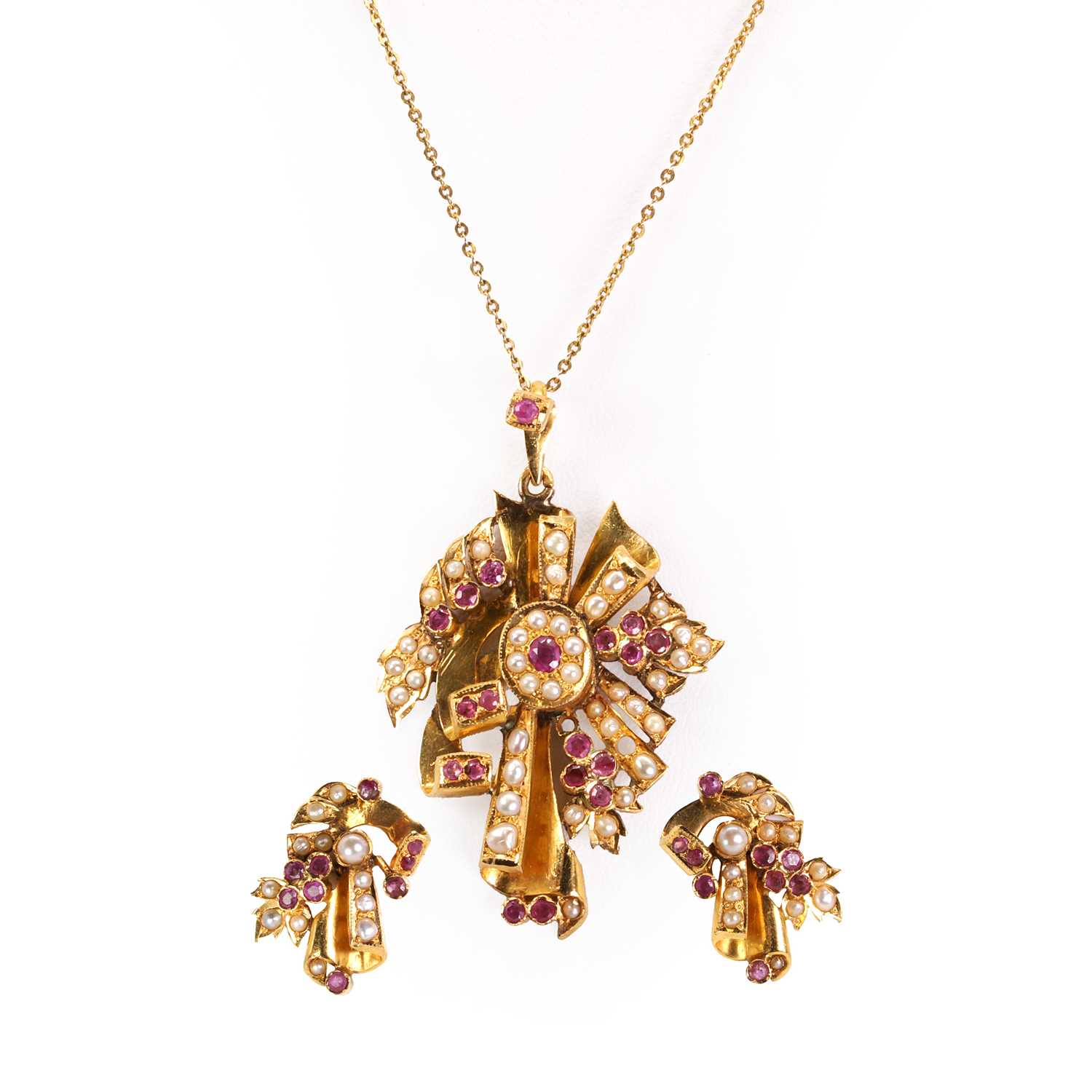 An Indian gold ruby and split pear pendant and earring set, c.1950,