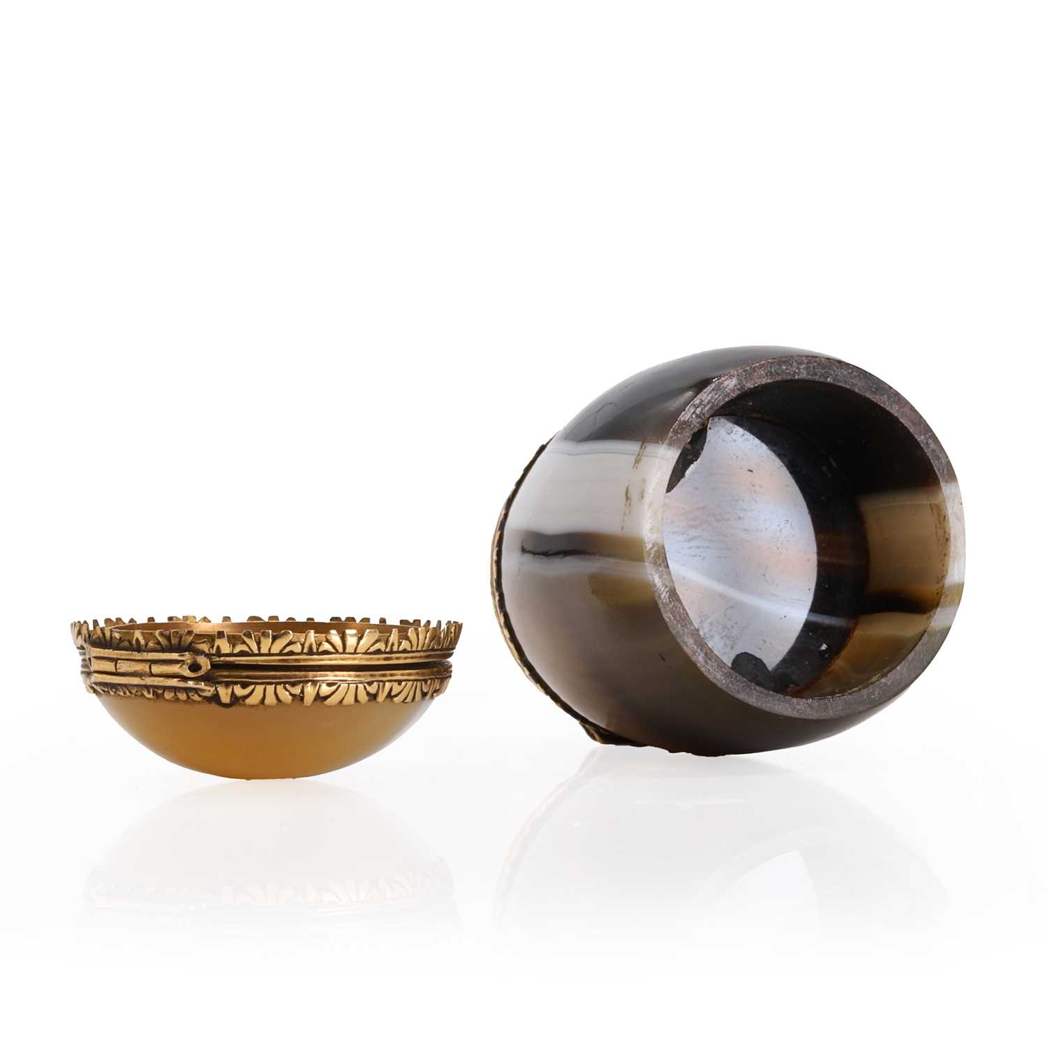 A gold mounted barrel shaped banded agate snuffbox, - Image 3 of 5