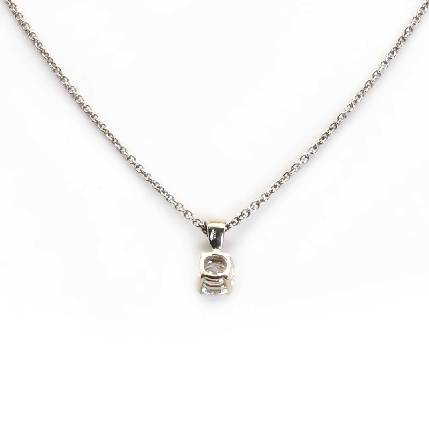 An 18ct white gold single stone diamond pendant and chain, - Bild 2 aus 5