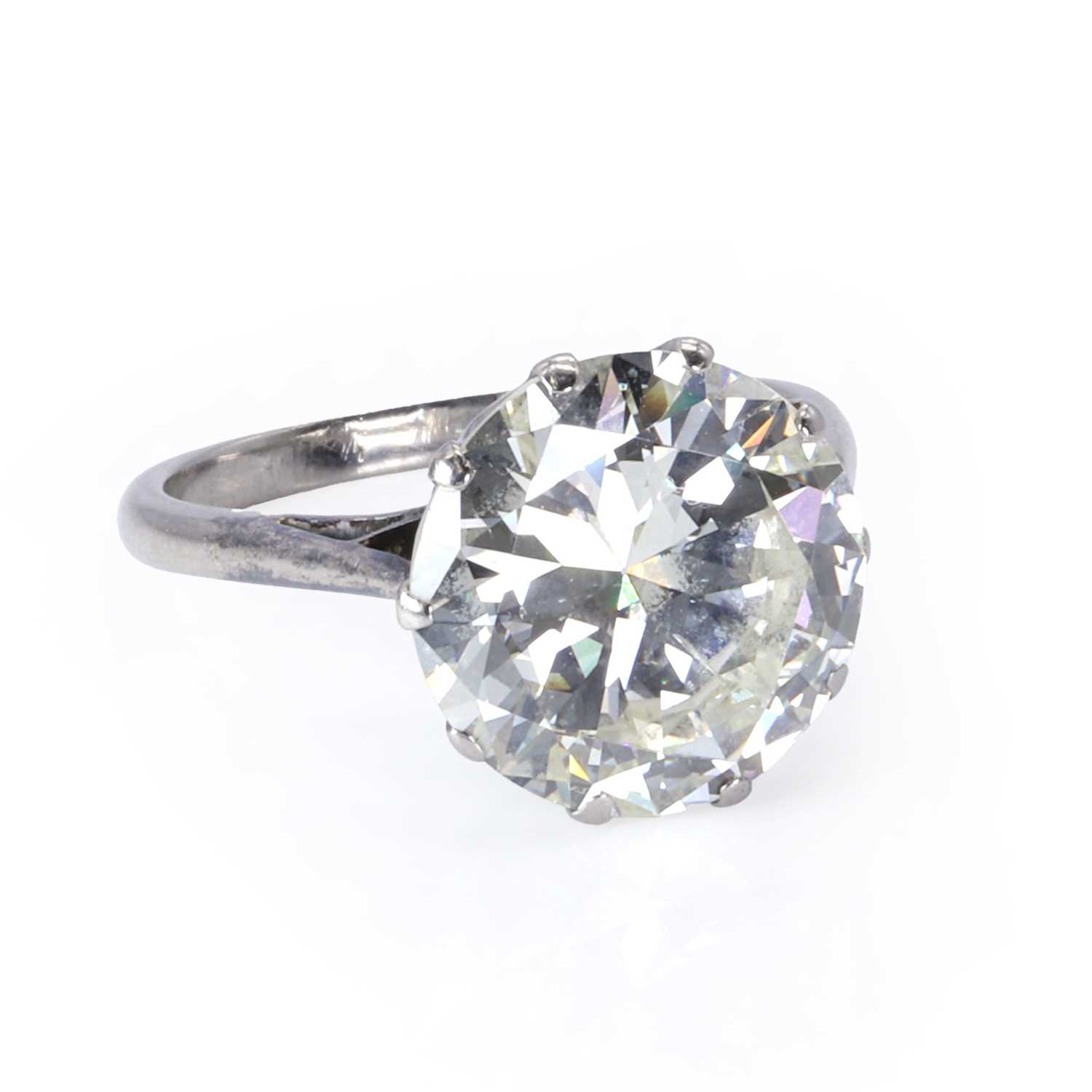 An impressive single stone diamond ring, - Image 2 of 4