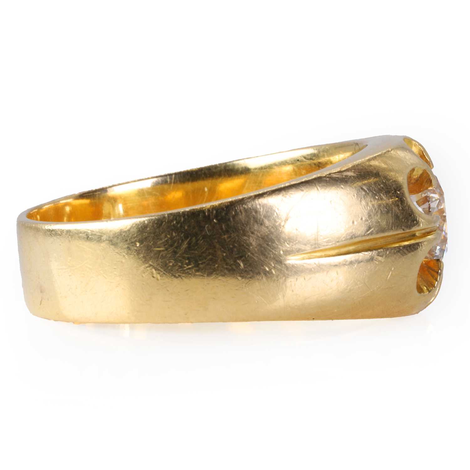 A gentlemen's single stone diamond ring, - Image 2 of 3